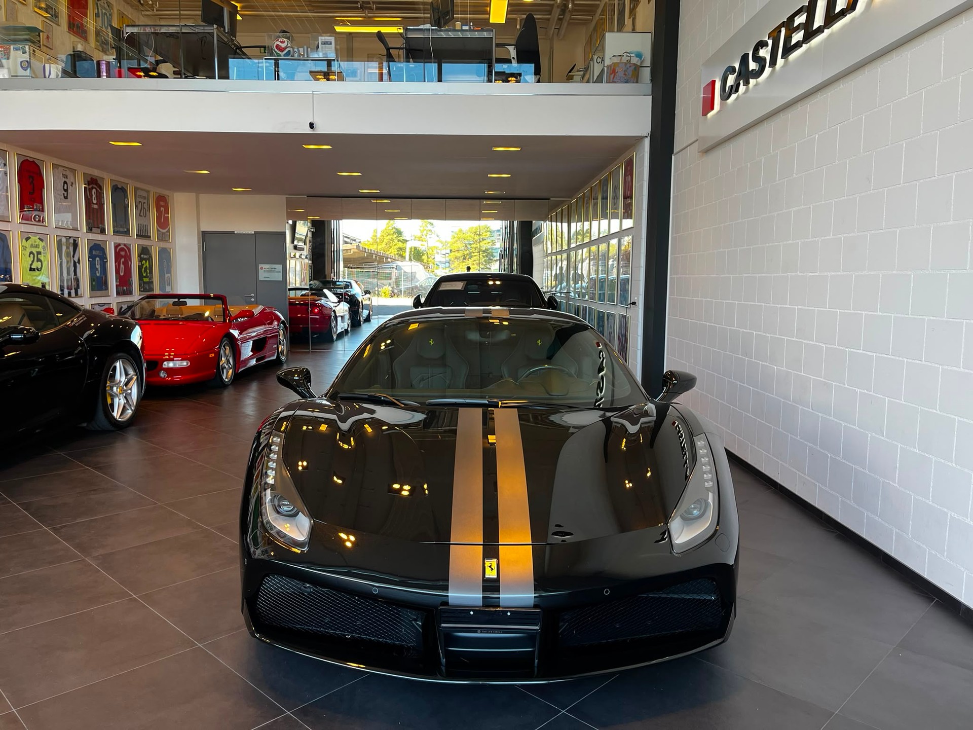 FERRARI 488 GTB 3.9 V8-showroom-element-2