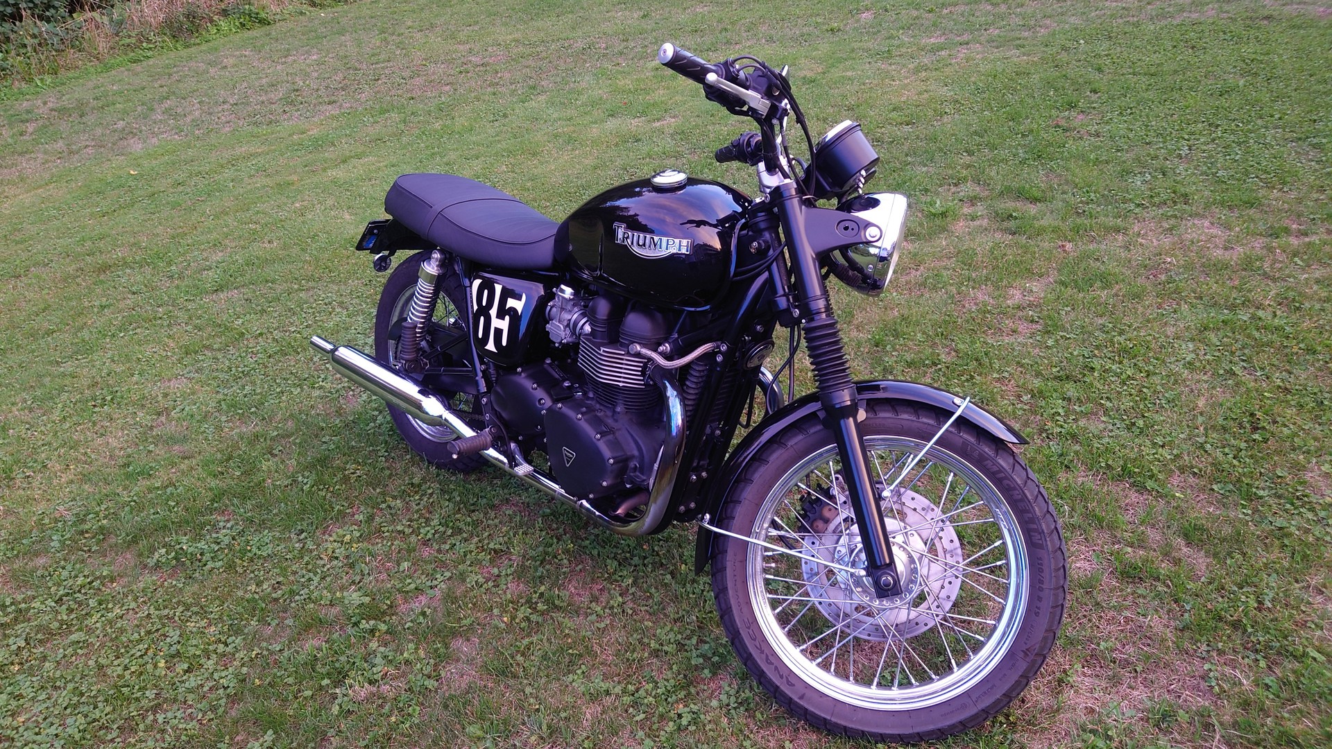 TRIUMPH Bonneville 900 i Black-image-0