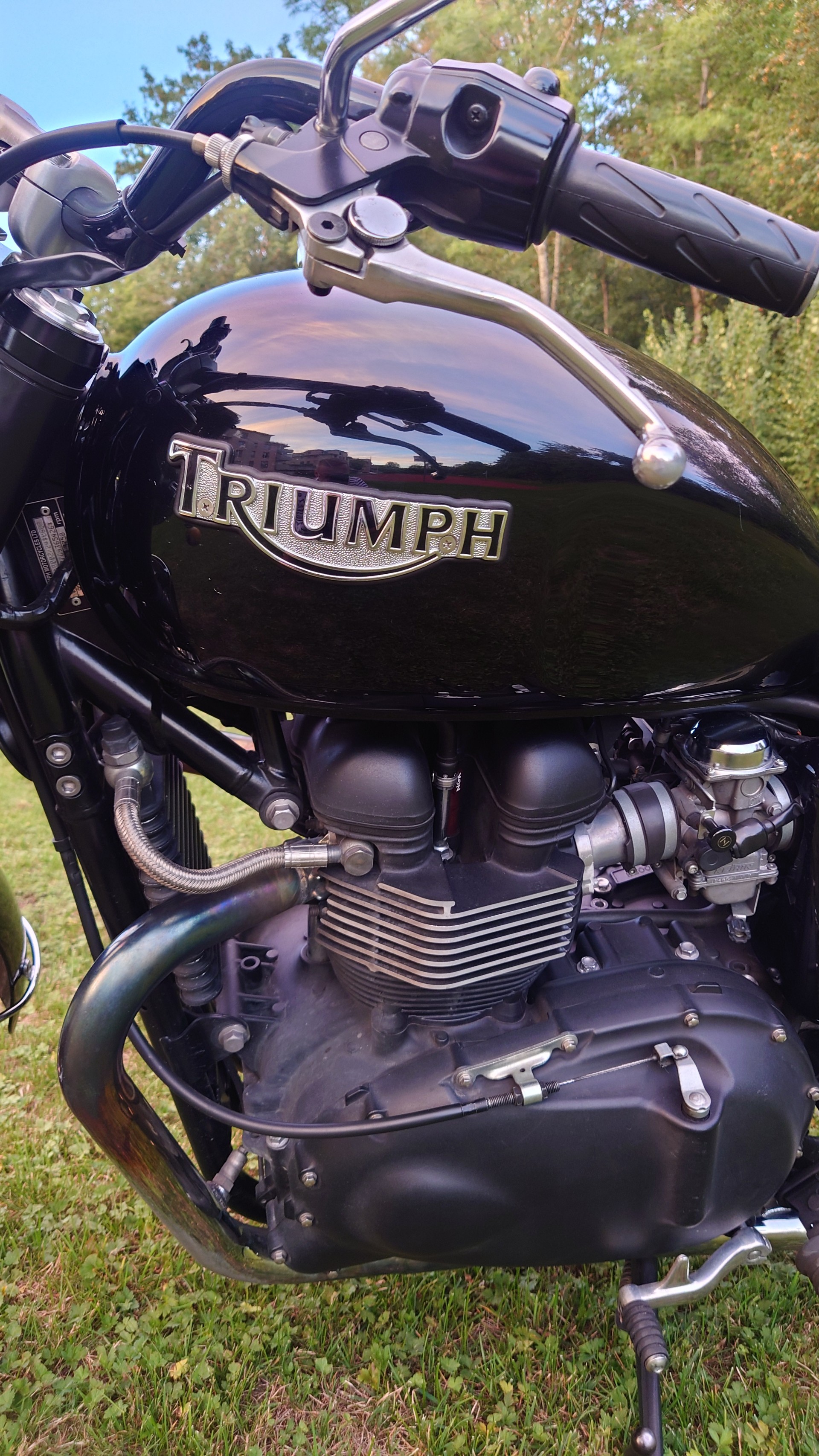 TRIUMPH Bonneville 900 i Black-image-2