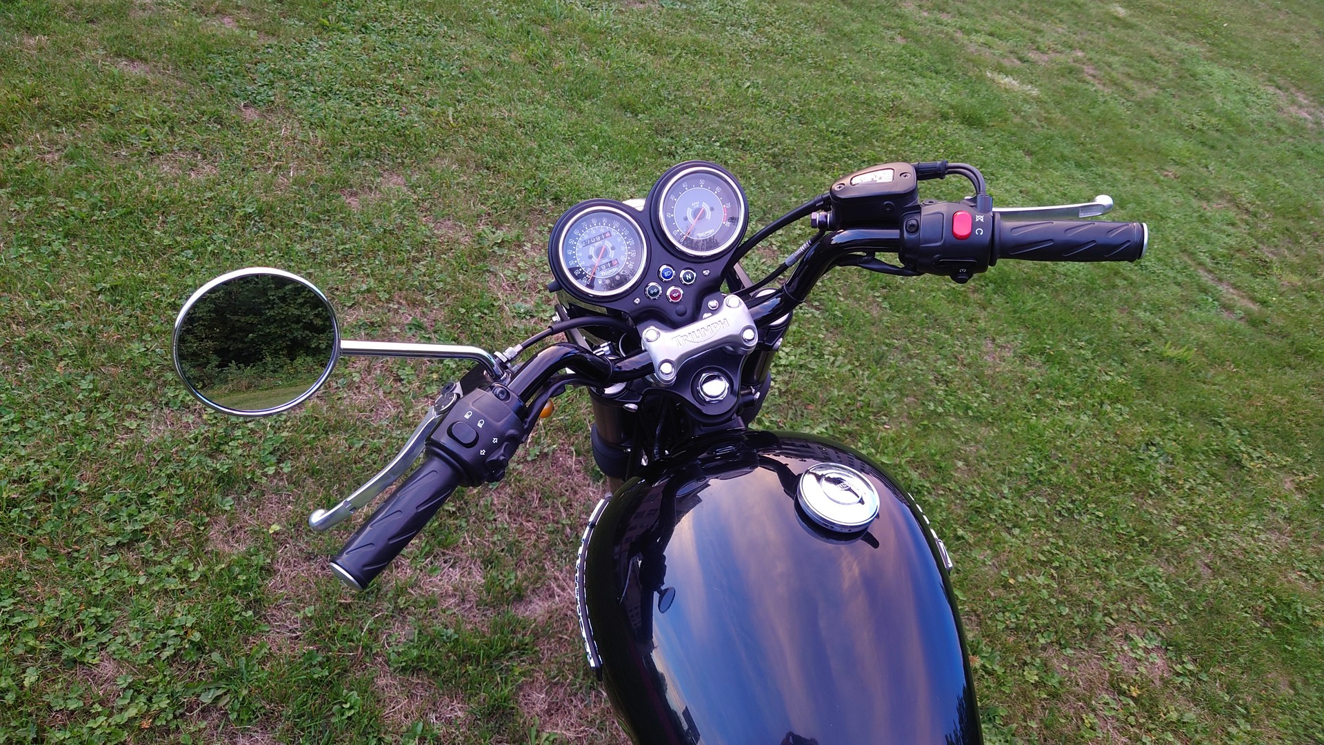 TRIUMPH Bonneville 900 i Black-image-3