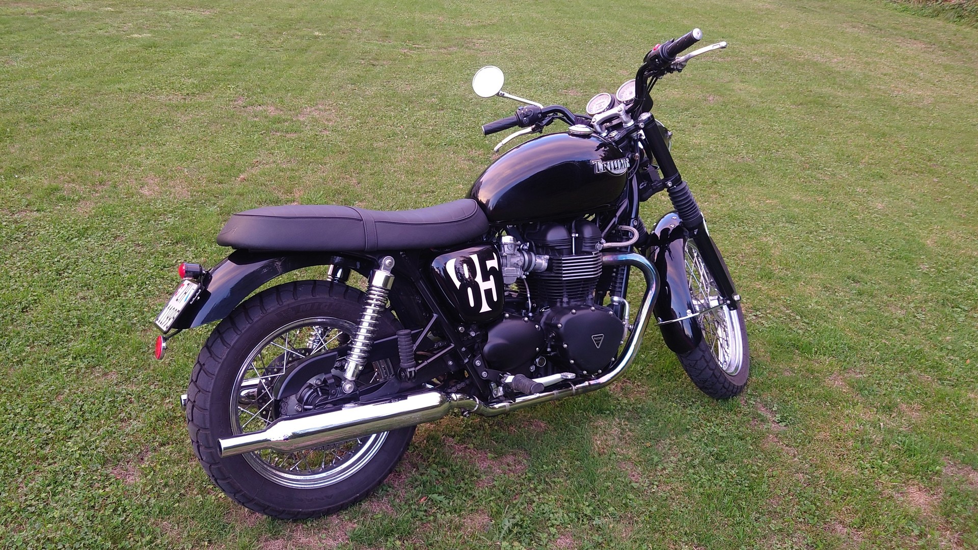 TRIUMPH Bonneville 900 i Black-image-4