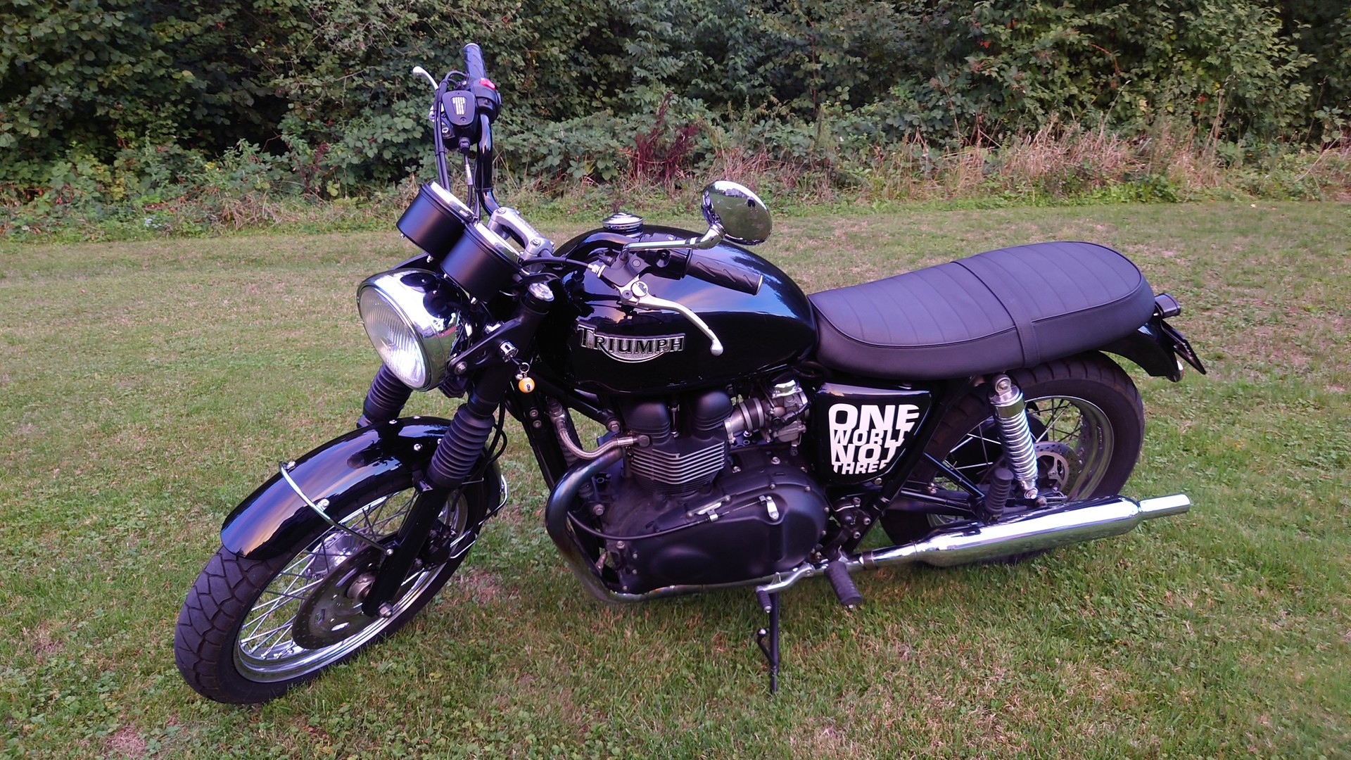 TRIUMPH Bonneville 900 i Black-image-1