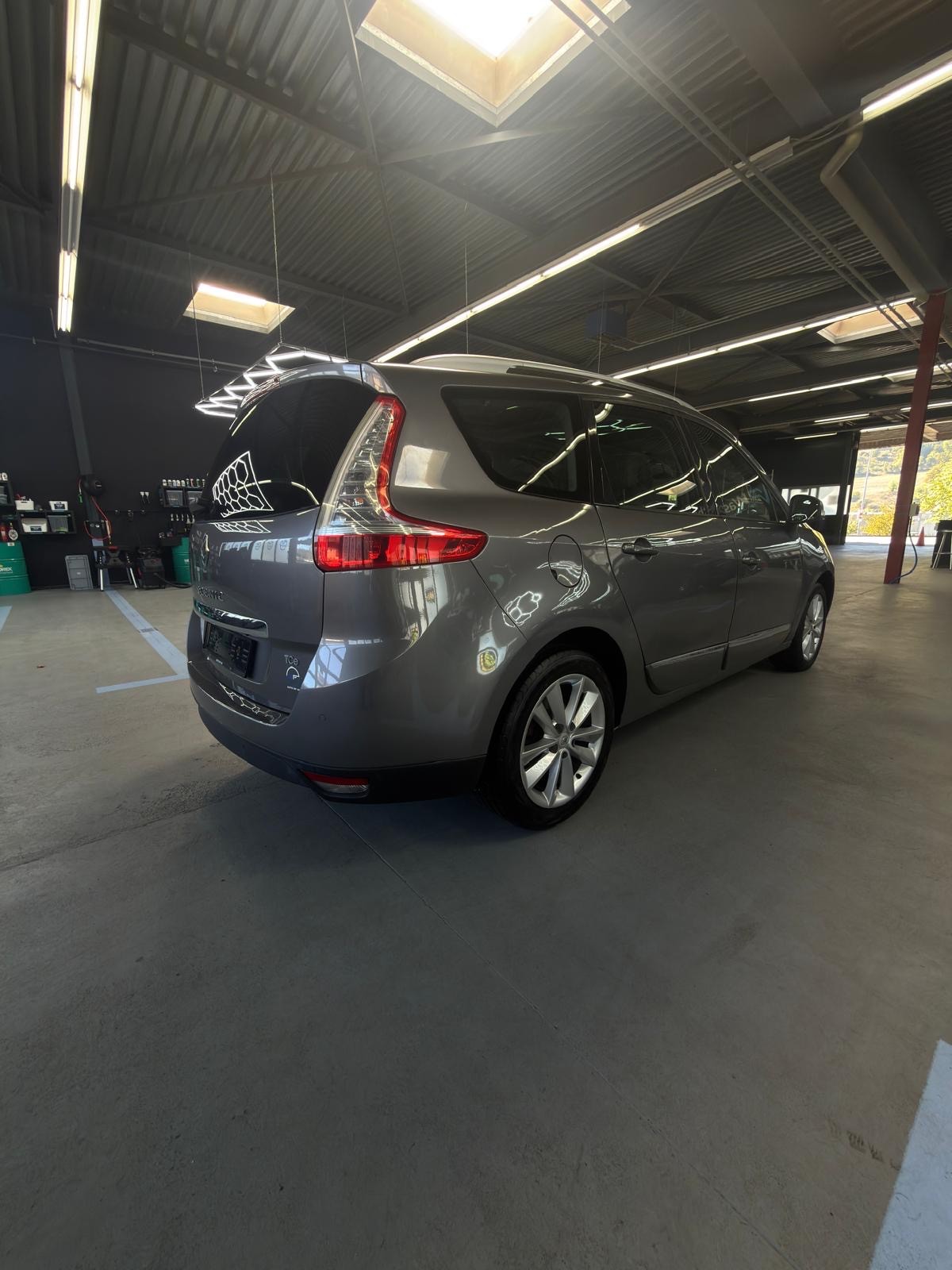 RENAULT Grand Scénic 1.4 16V Turbo Bose mit GARANTIE möglich-showroom-element-2