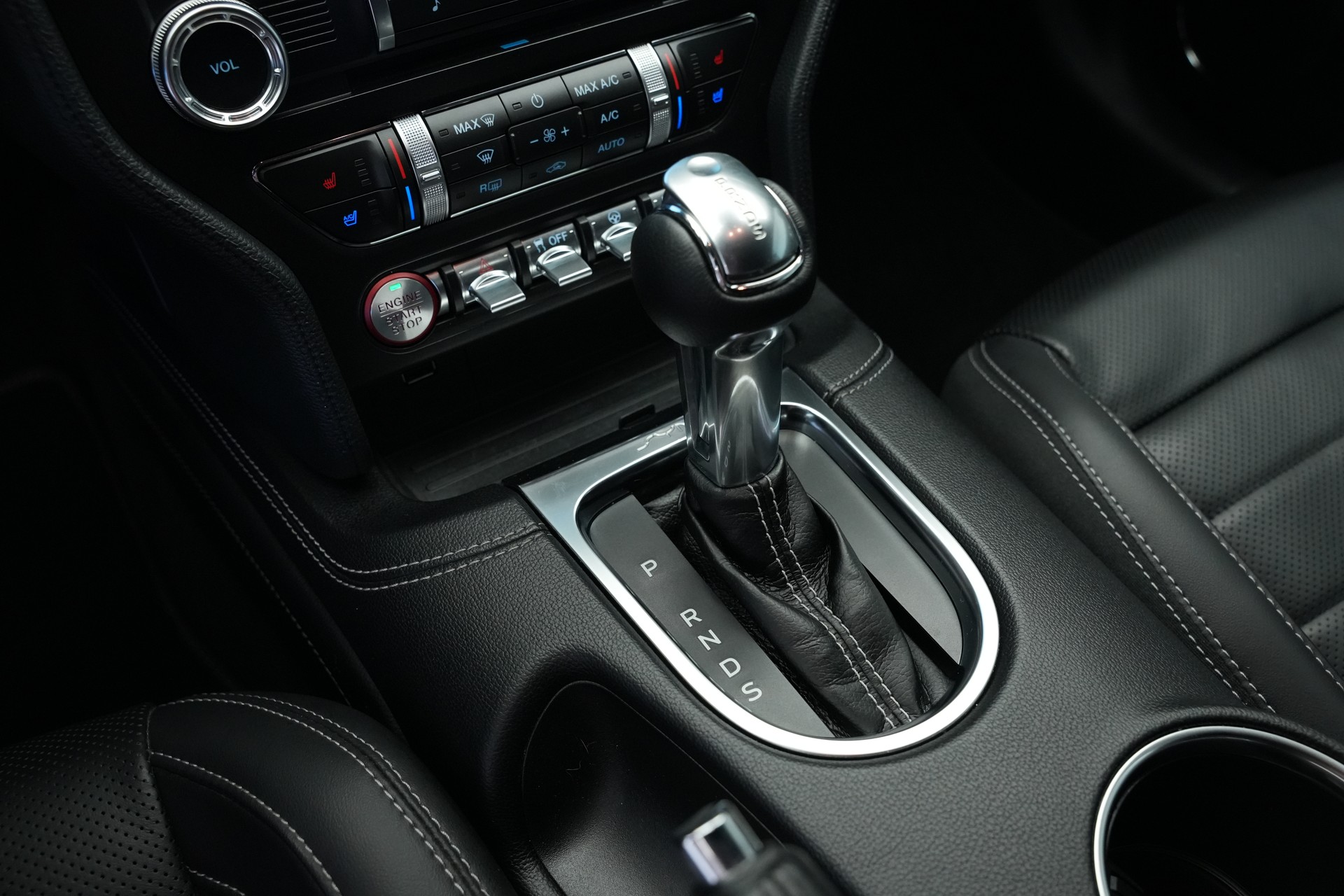 FORD Mustang Fastback 5.0 V8 Mach 1-image-16