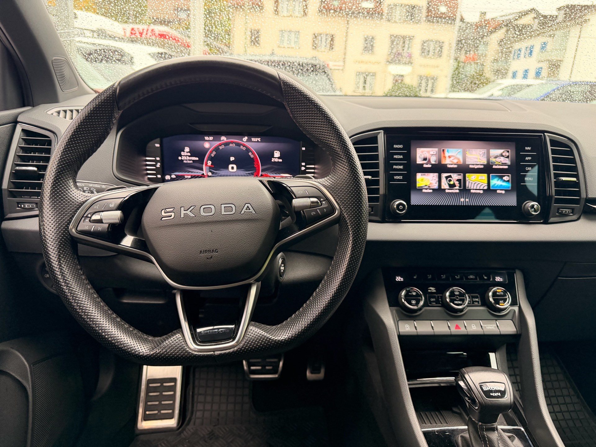 SKODA Karoq Sportline 4x4 *** ANHÄNGERKUPPLUNG ***-image-8