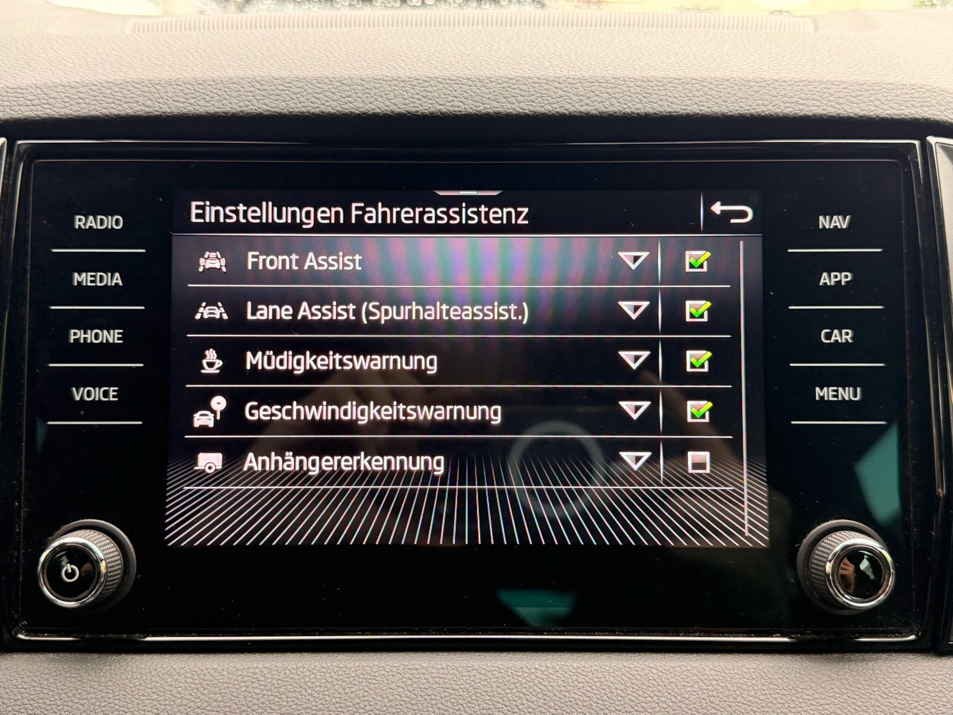 SKODA Karoq Sportline 4x4 *** ANHÄNGERKUPPLUNG ***-image-15