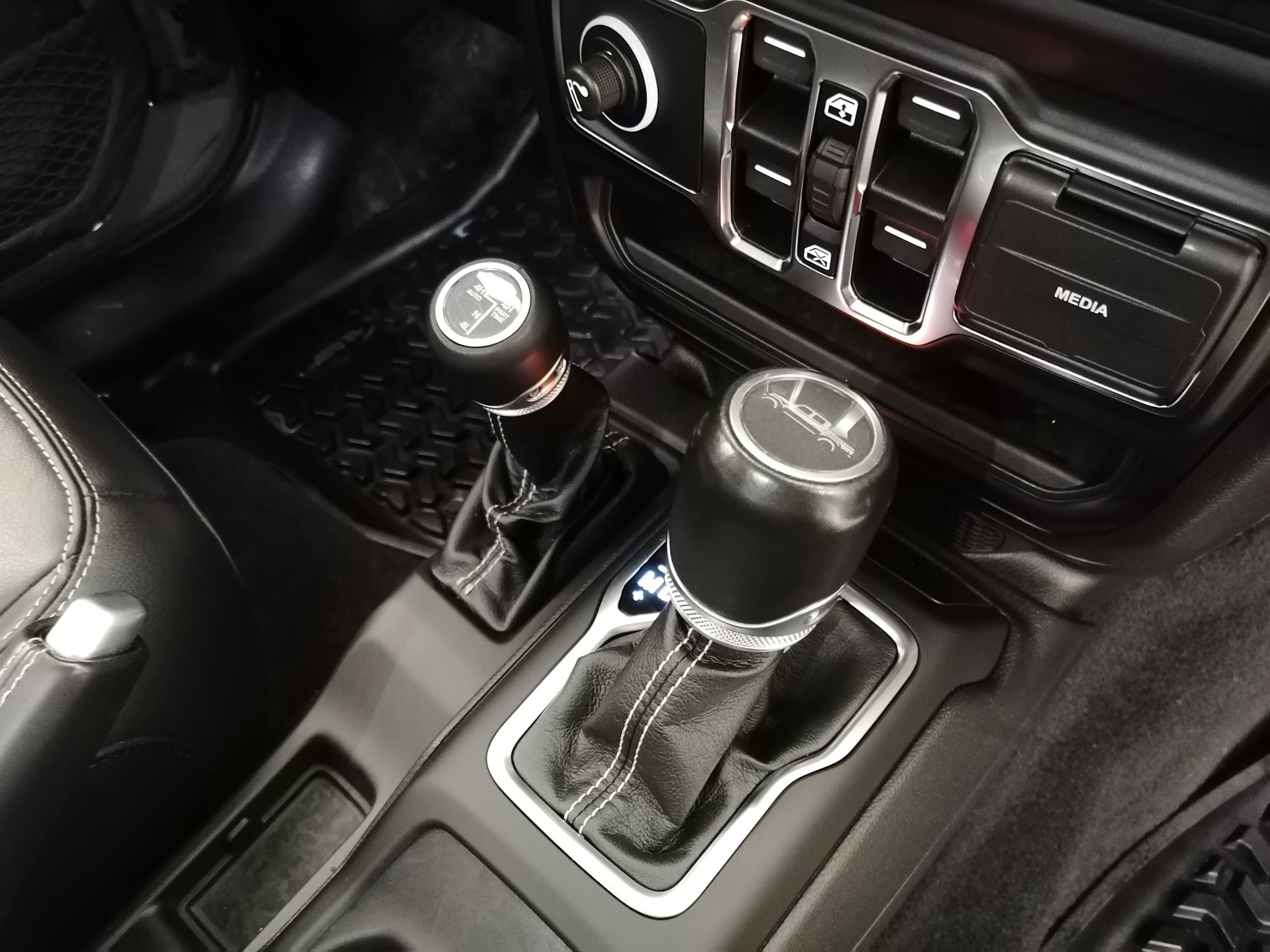 JEEP Gladiator 3.0 V6 Overland-image-12