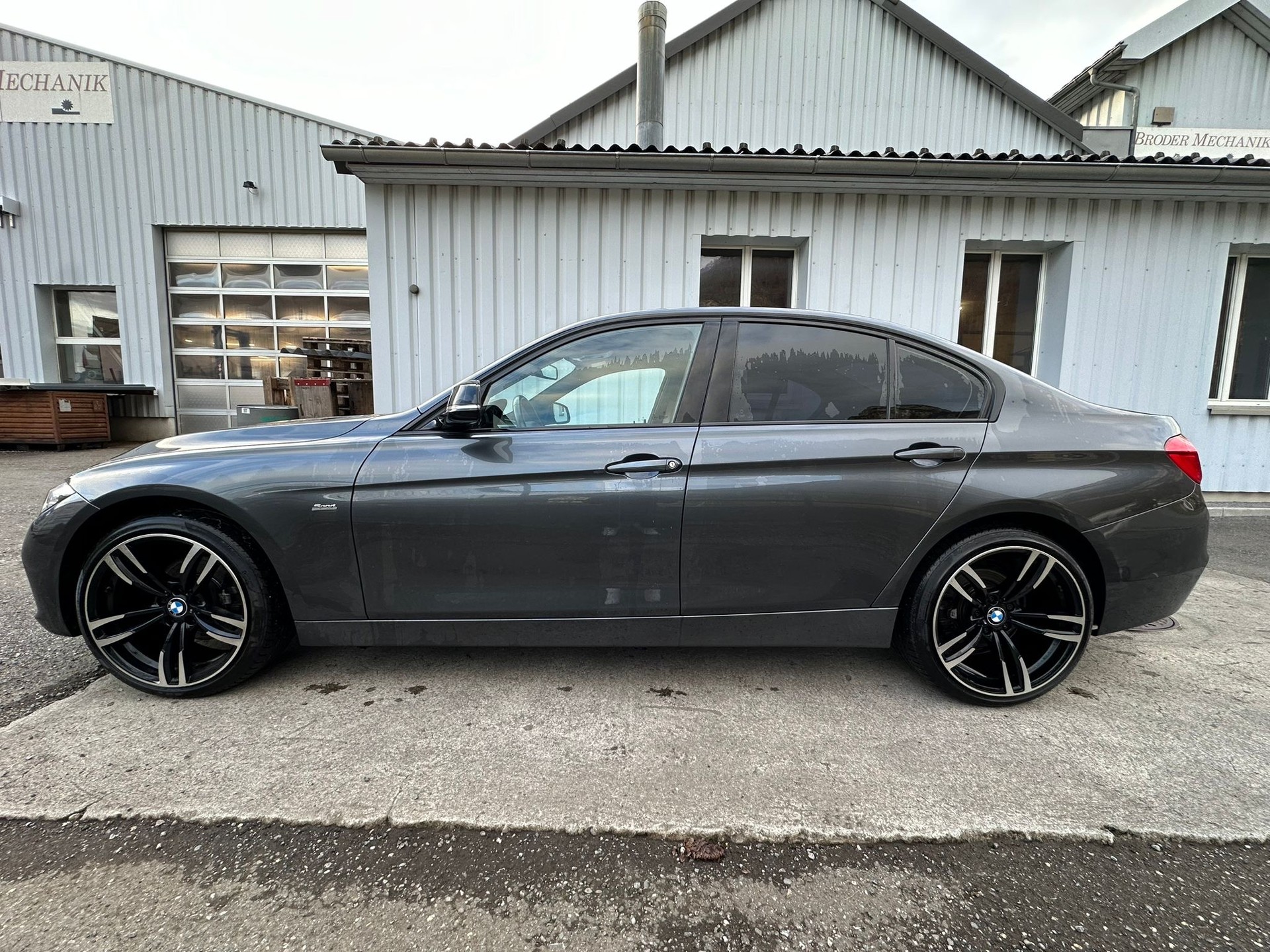 BMW 320d xDrive Steptronic-image-4