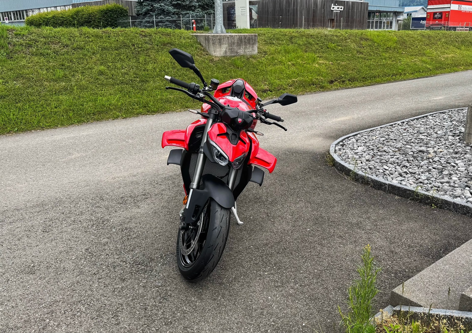 DUCATI Streetfighter V4-image-3