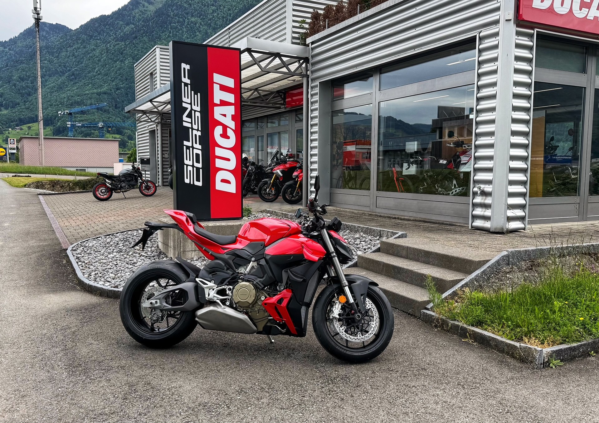 DUCATI Streetfighter V4-image-2