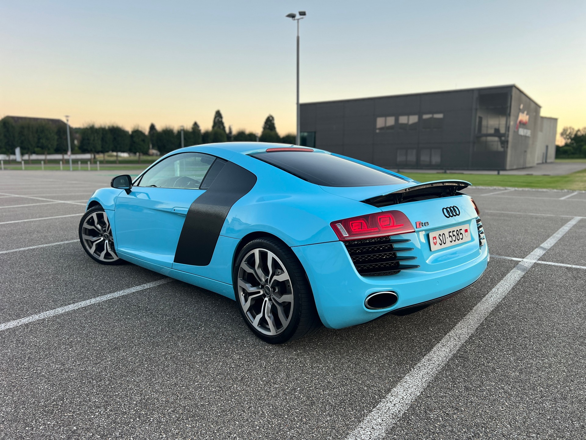 AUDI R8 4.2 FSI Quattro-image-2