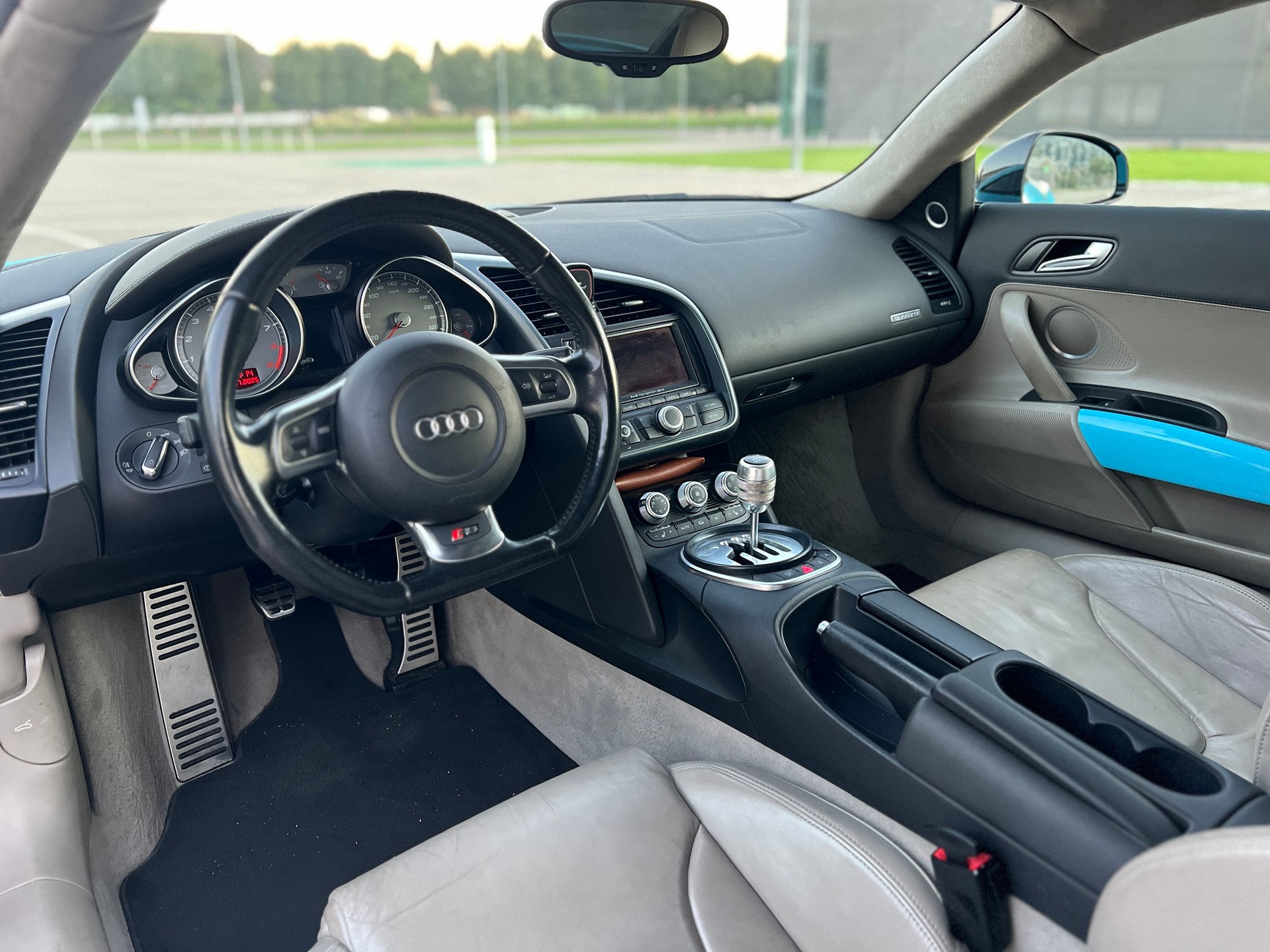 AUDI R8 4.2 FSI Quattro-image-4