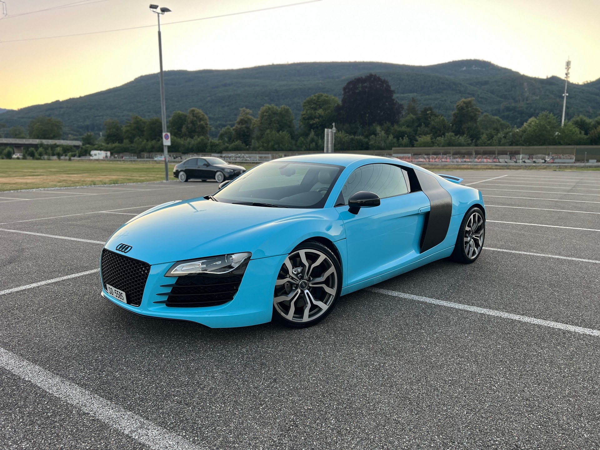 AUDI R8 4.2 FSI Quattro-image-1
