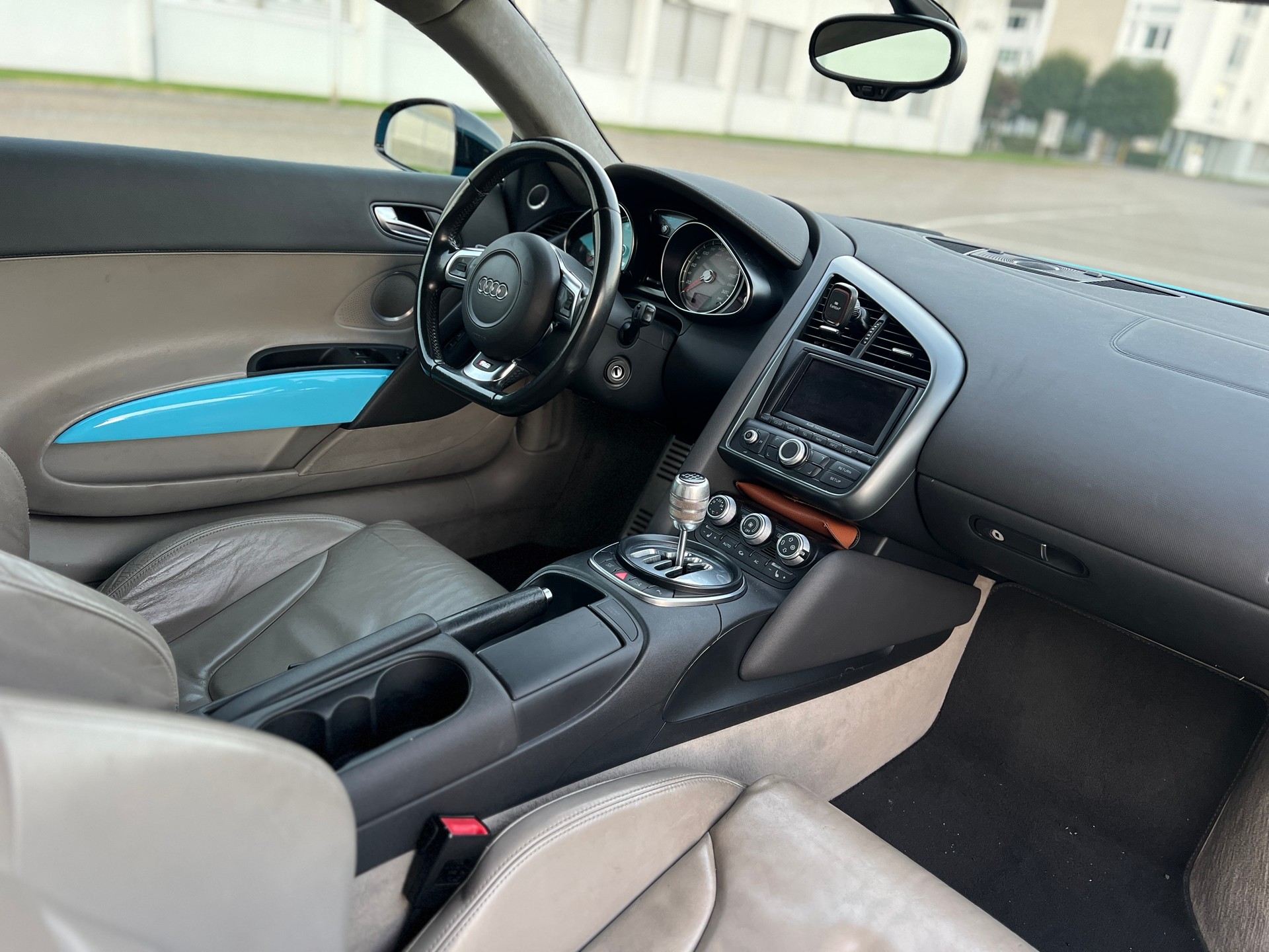 AUDI R8 4.2 FSI Quattro-image-5