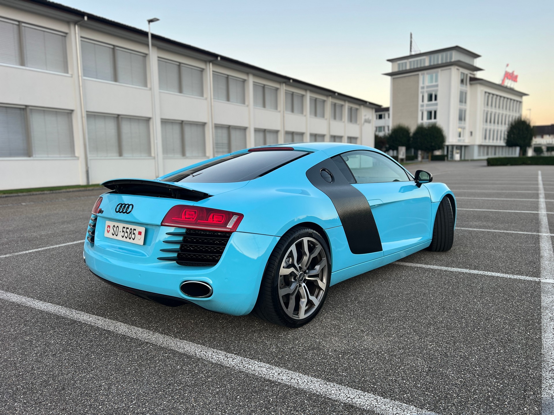 AUDI R8 4.2 FSI Quattro-image-3
