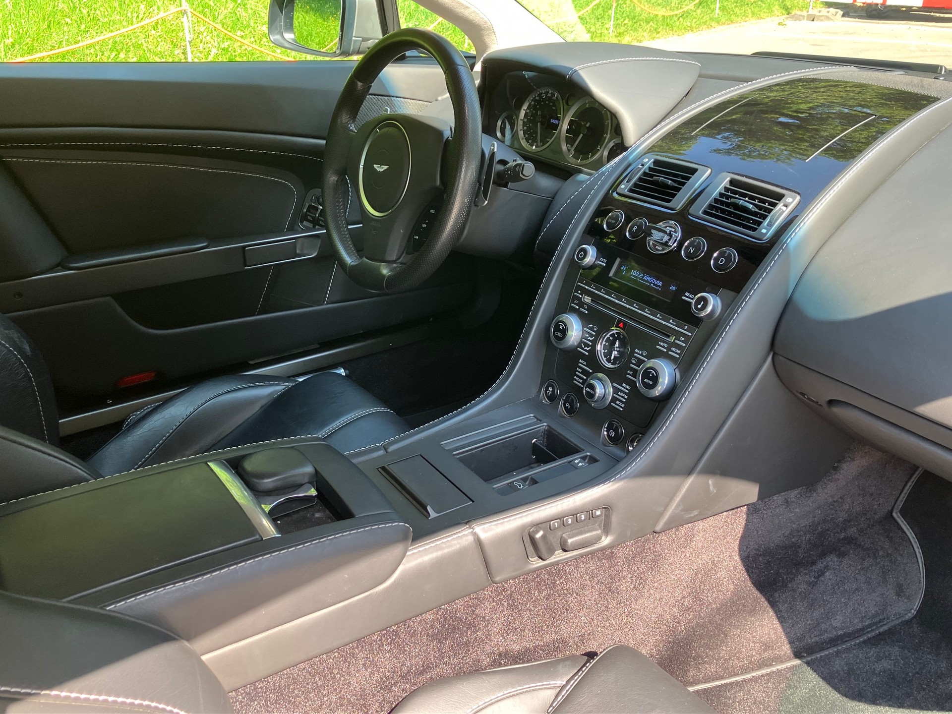 ASTON MARTIN V8 Vantage 4.7 Sportshift II-image-4