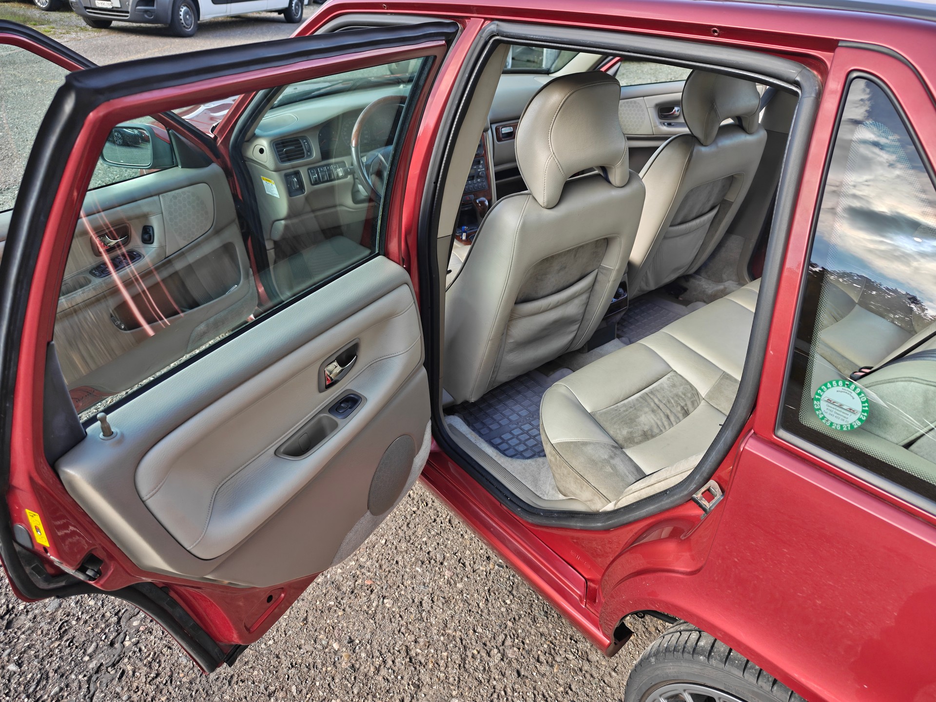 VOLVO S70 T5-image-11