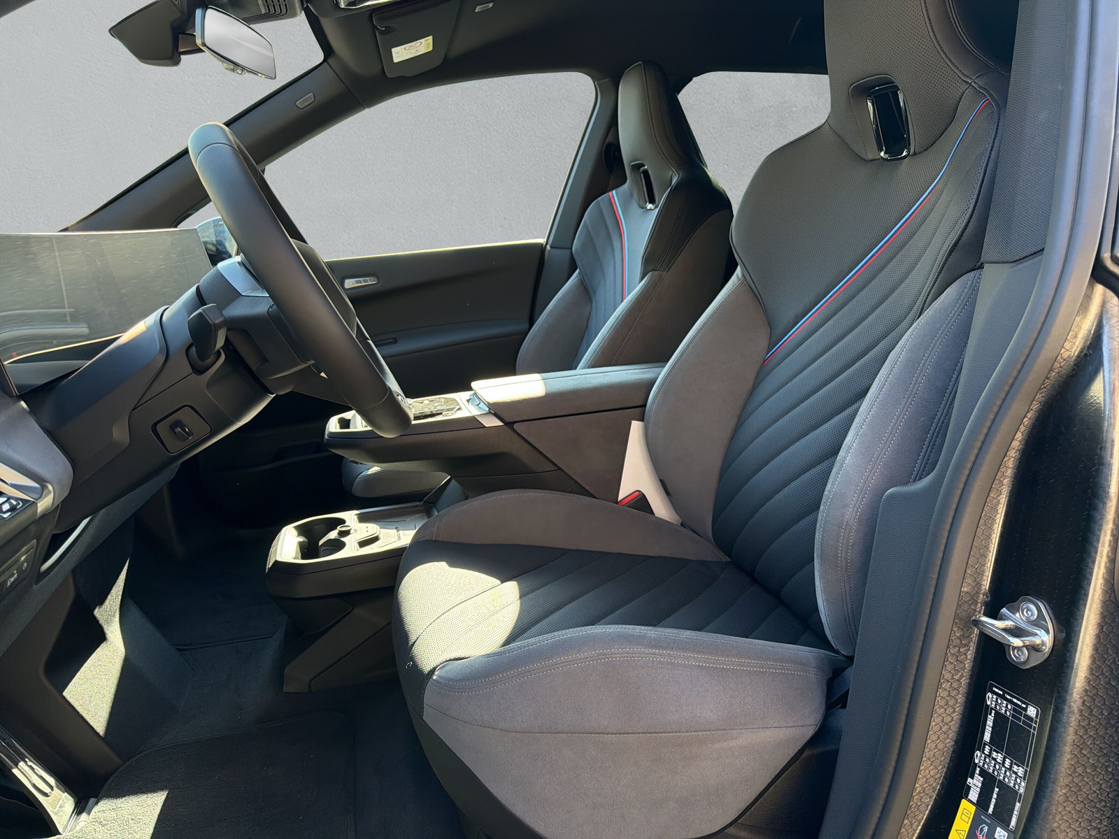 BMW iX xDrive60 M Sport-image-9