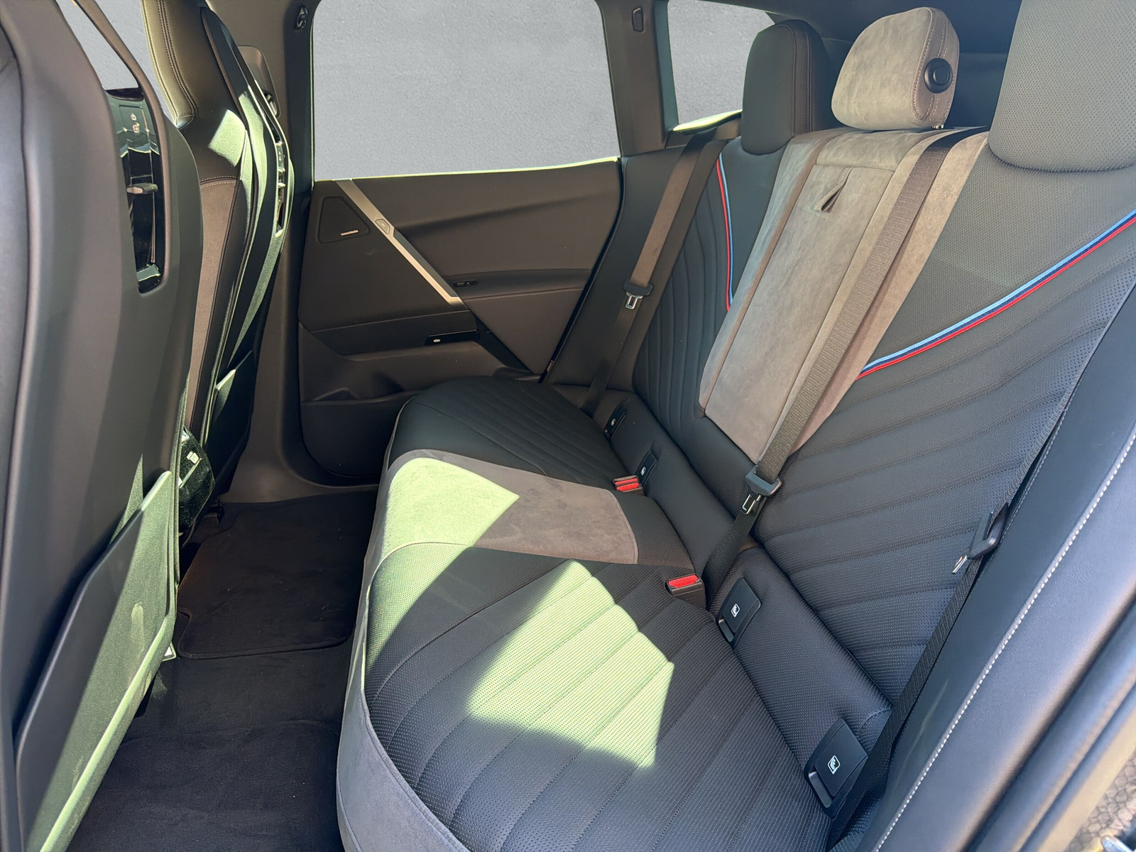 BMW iX xDrive60 M Sport-image-10
