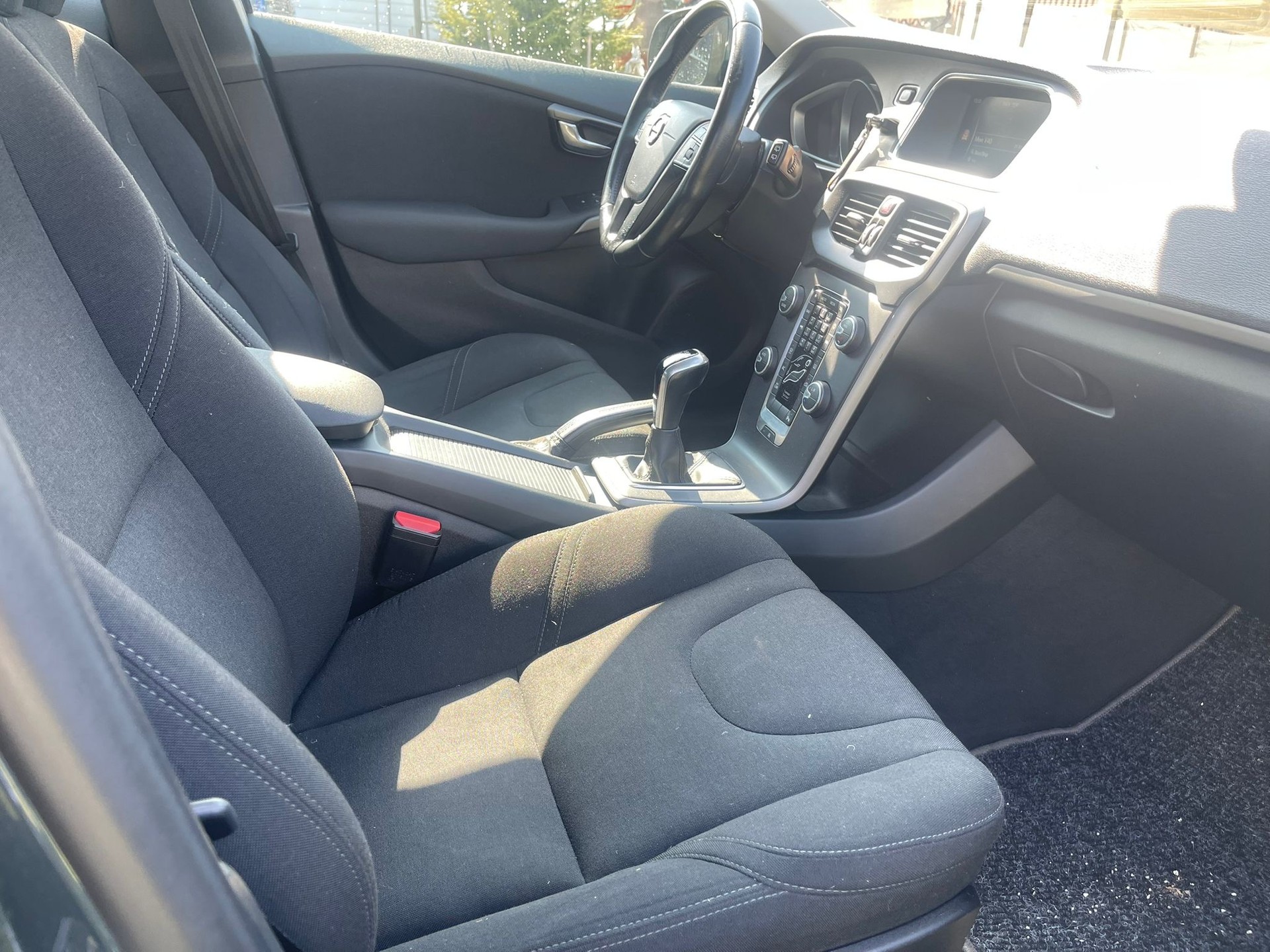 VOLVO V40 D2-image-9