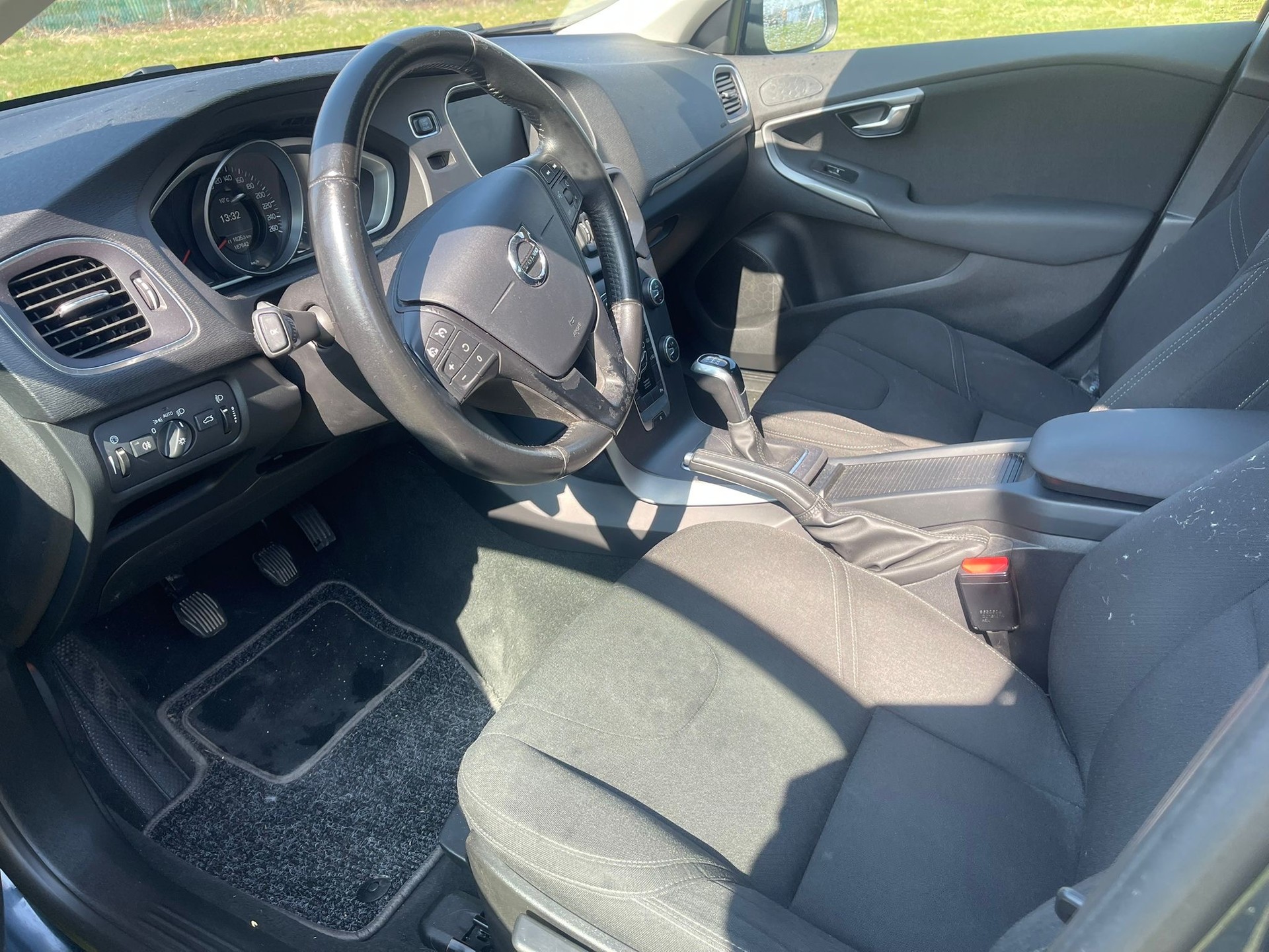 VOLVO V40 D2-image-8