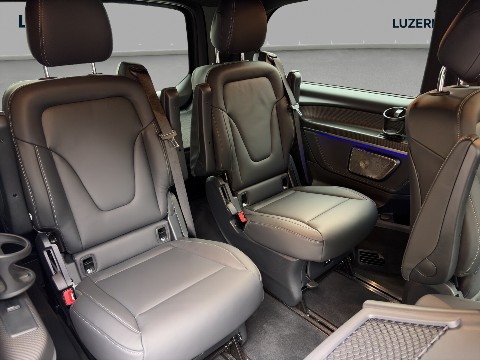 MERCEDES-BENZ V 300 d lang 4Matic Swiss Edition 9G-Tronic-image-8