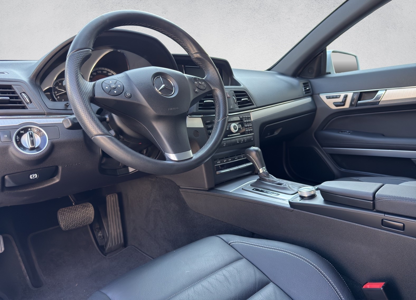 MERCEDES-BENZ E 250 CGI BlueEfficiency Automatic-image-12