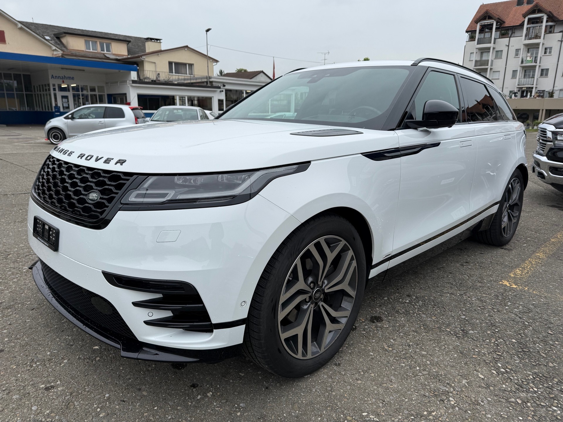 LAND ROVER Range Rover Velar R-Dynamic D 240 HSE Automatic-image-2