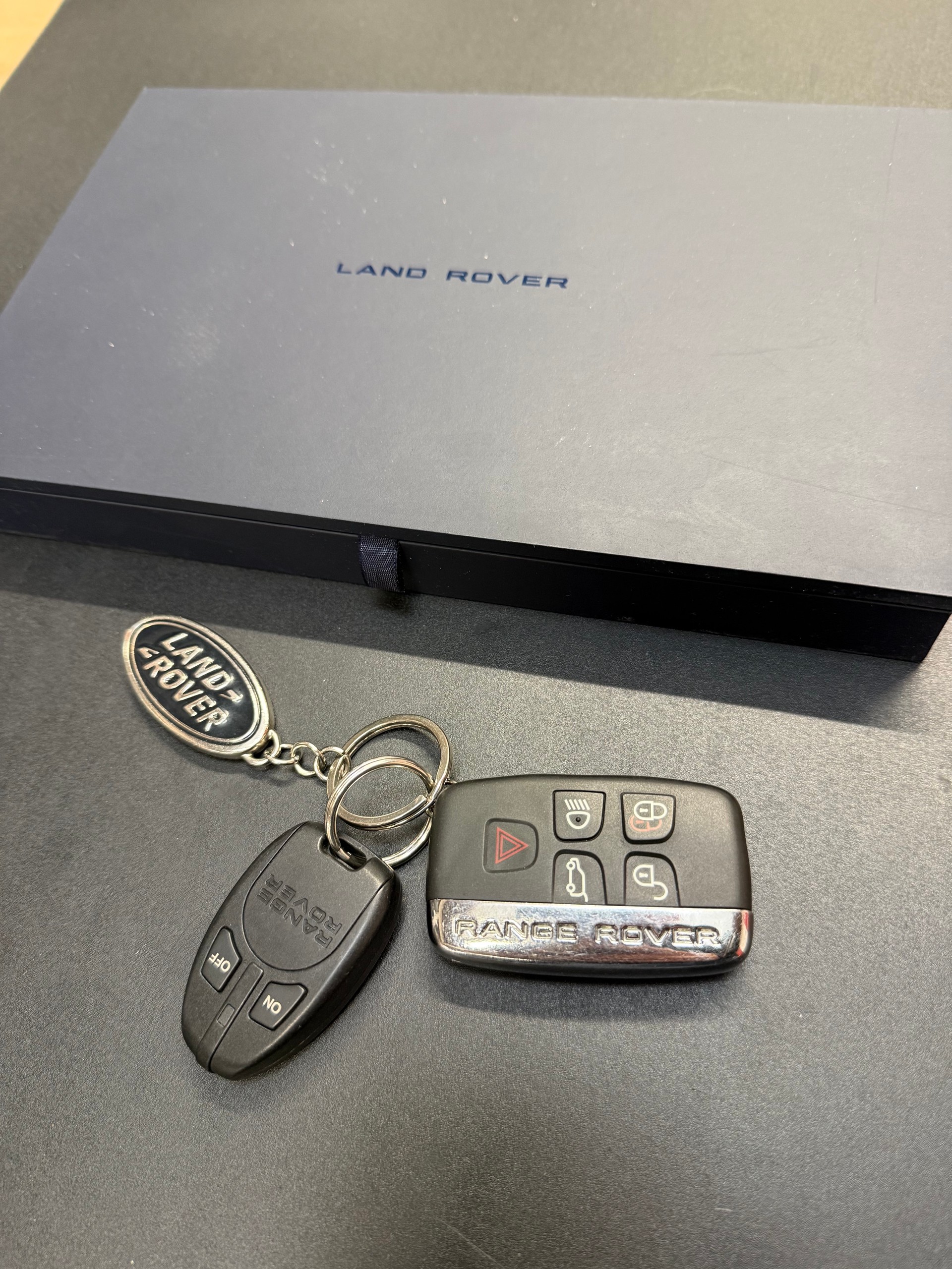 LAND ROVER Range Rover Velar R-Dynamic D 240 HSE Automatic-image-16