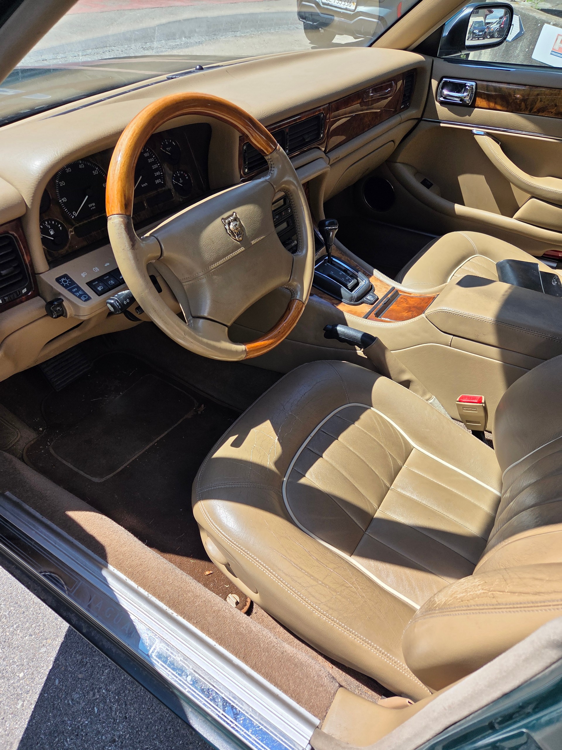 JAGUAR XJ-image-4