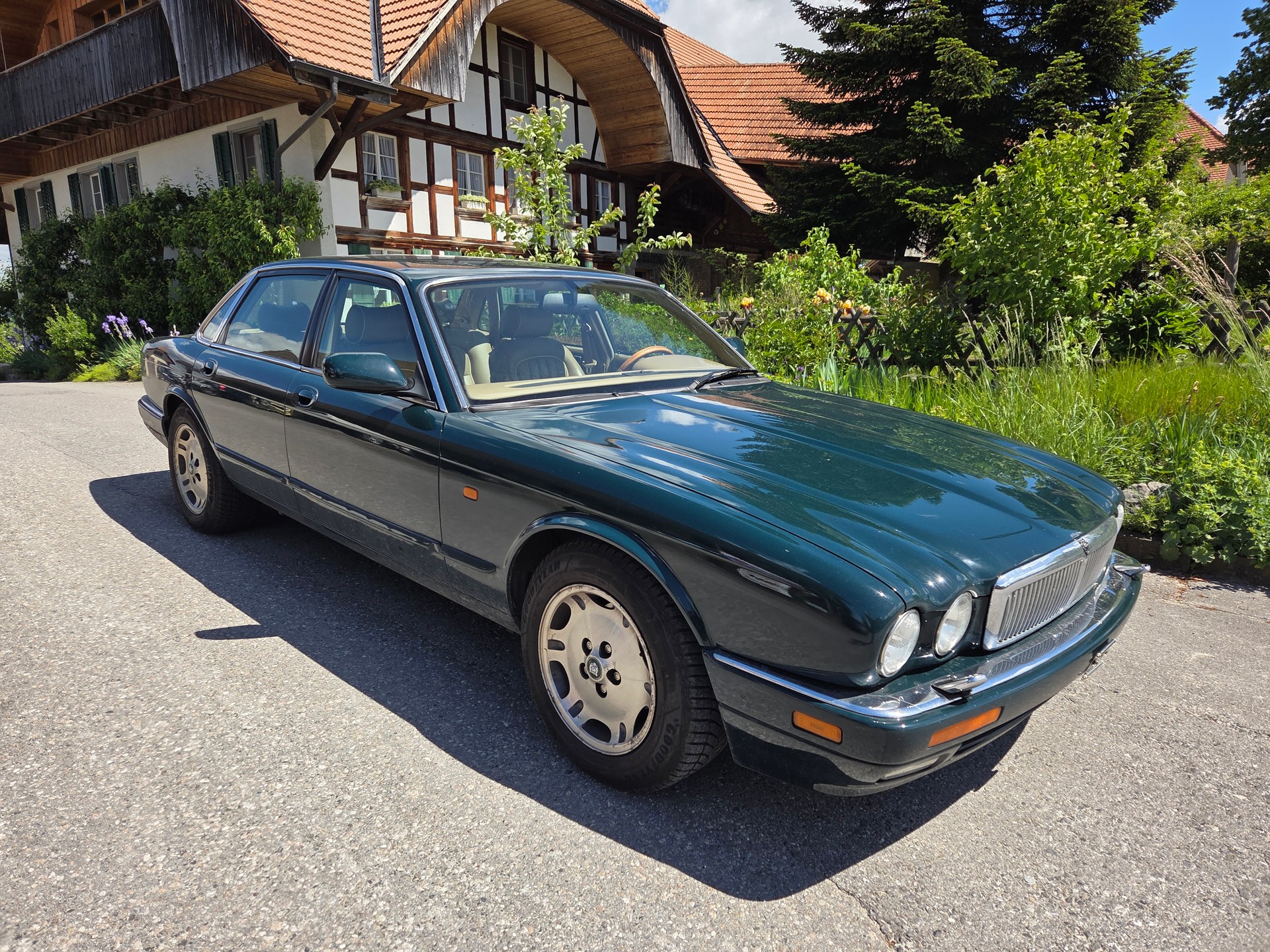 JAGUAR XJ-image-1