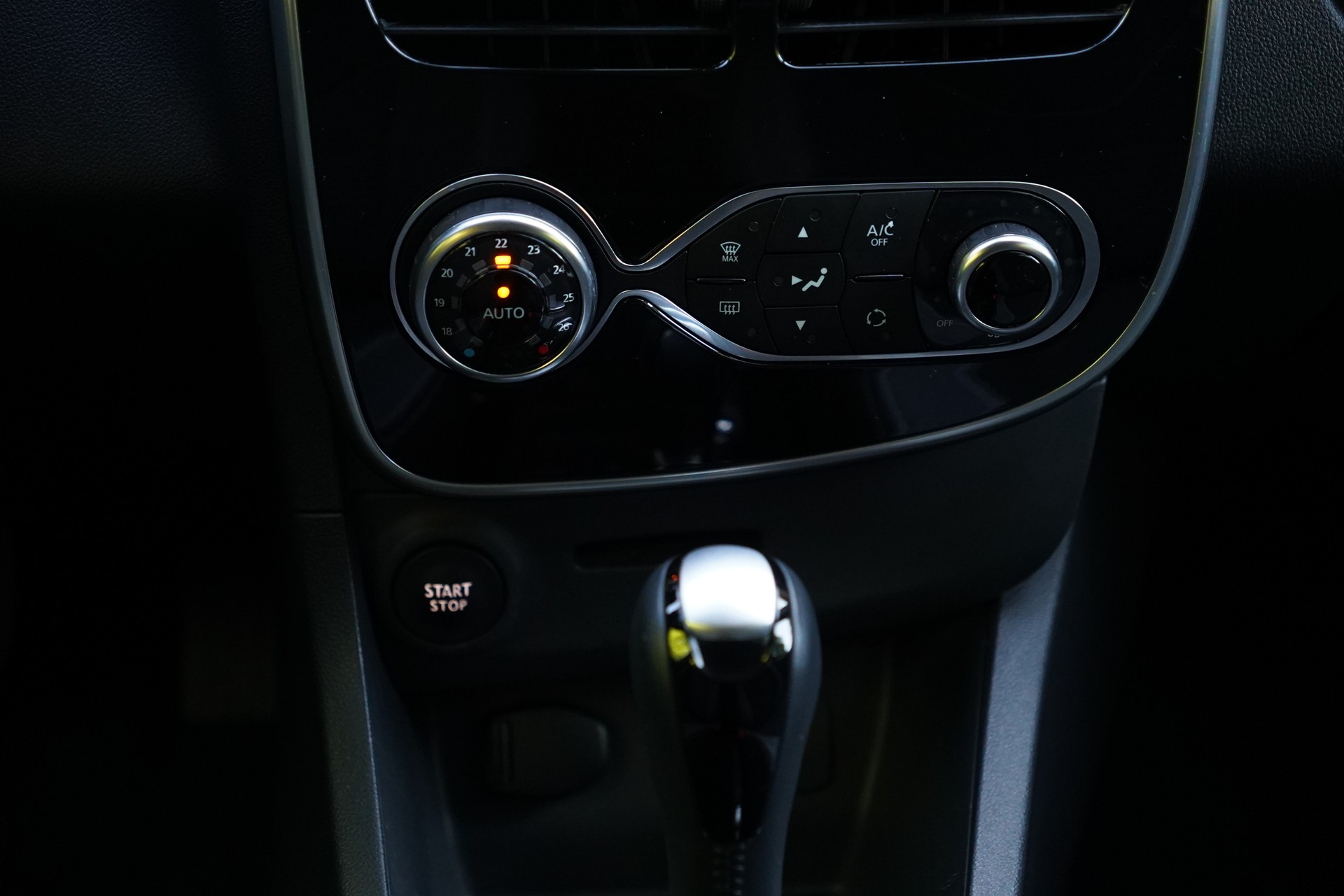 RENAULT Clio 1.2 16V T Limited EDC-image-28