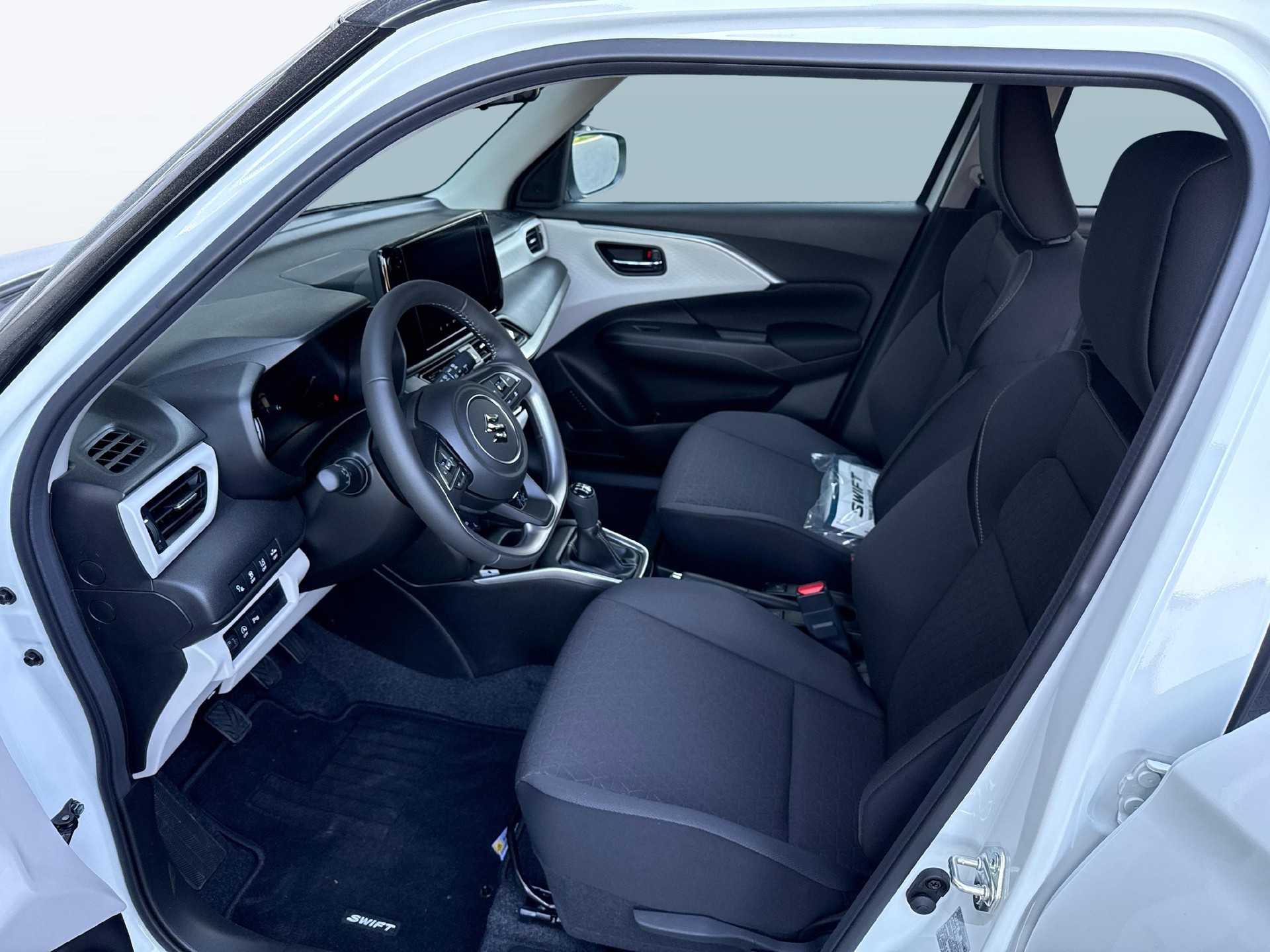 SUZUKI Swift 1.2 Sakura Top Hybrid 4x4-image-9