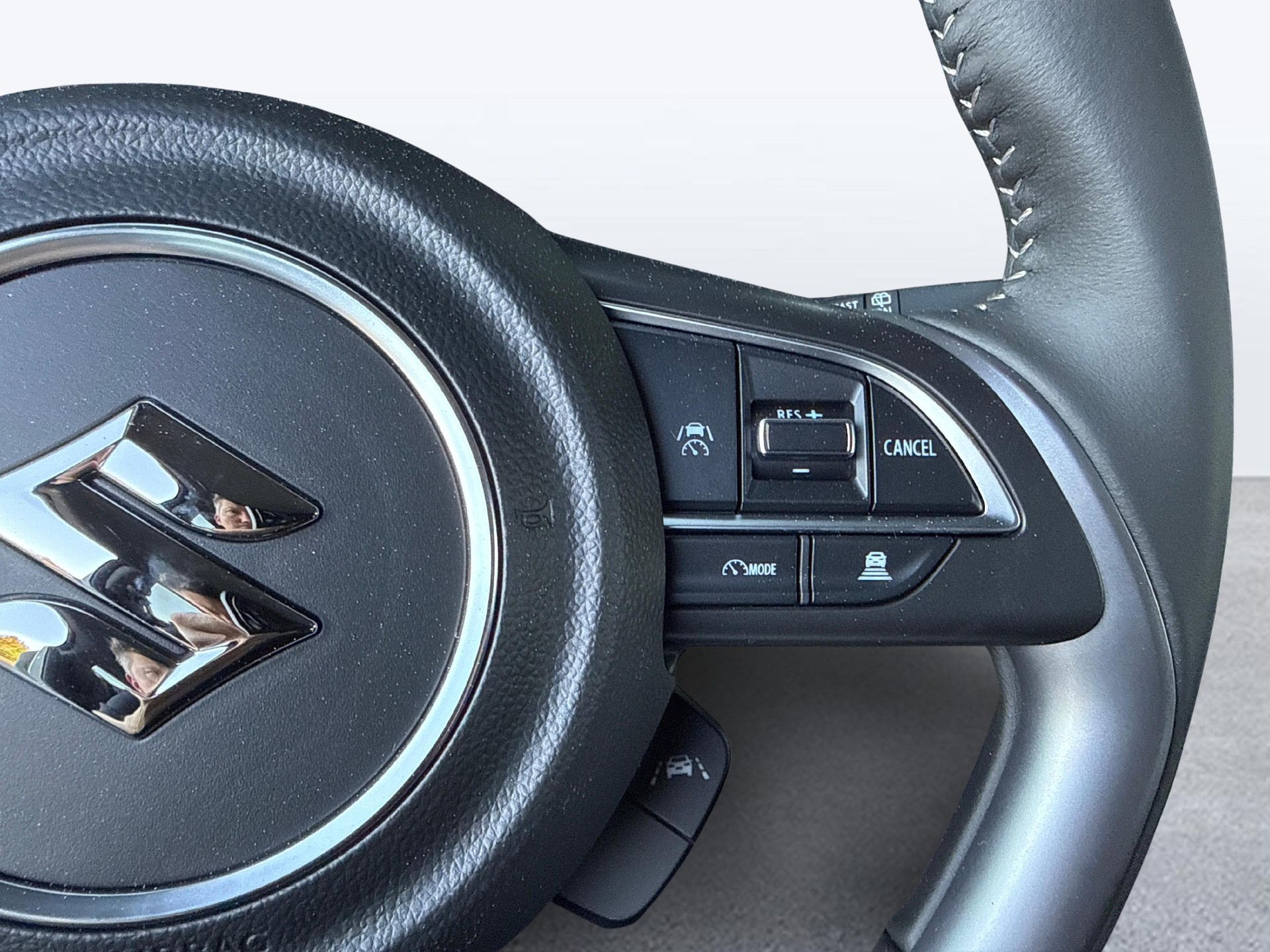 SUZUKI Swift 1.2 Sakura Top Hybrid 4x4-image-12