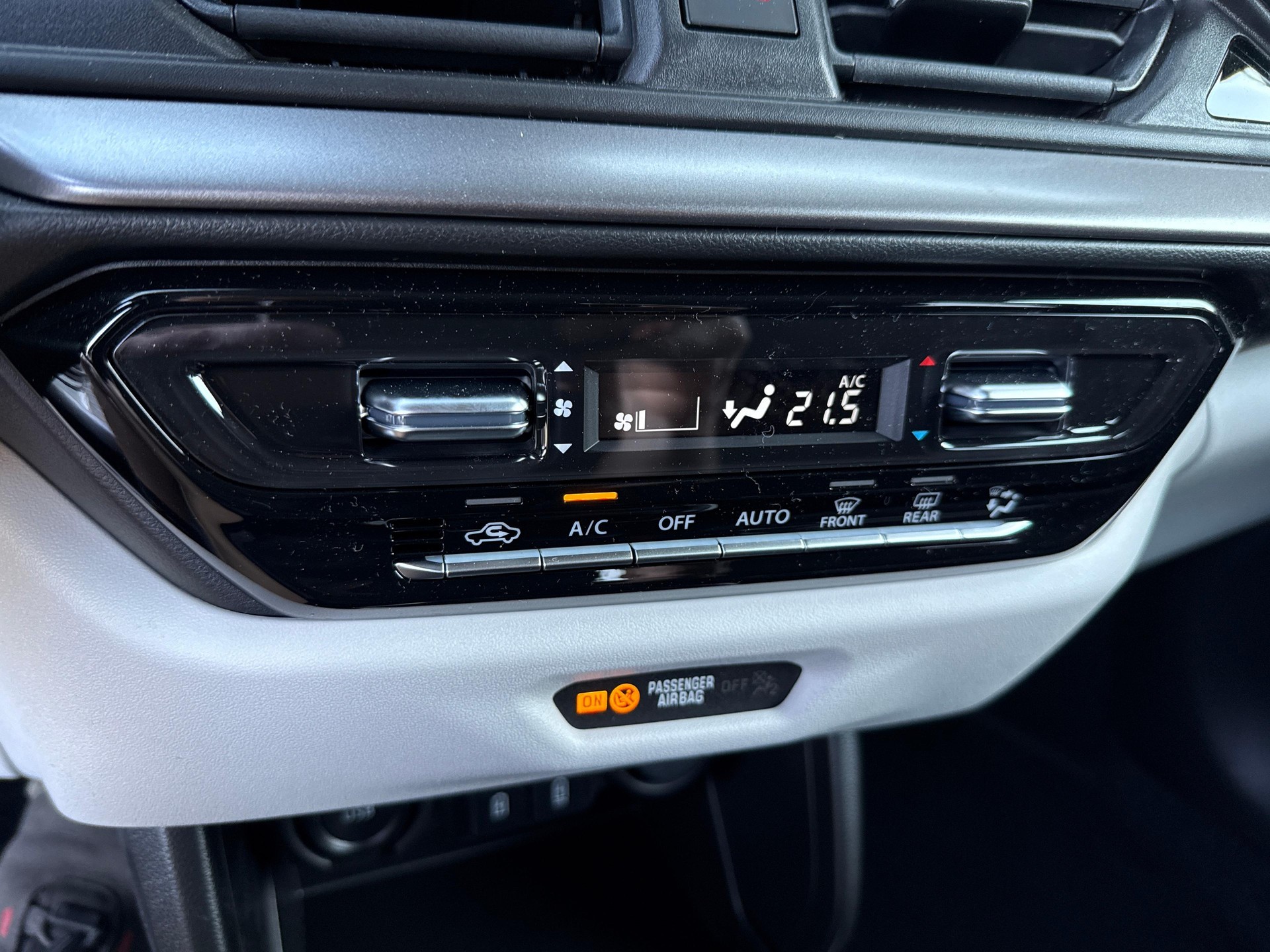 SUZUKI Swift 1.2 Sakura Top Hybrid 4x4-image-14