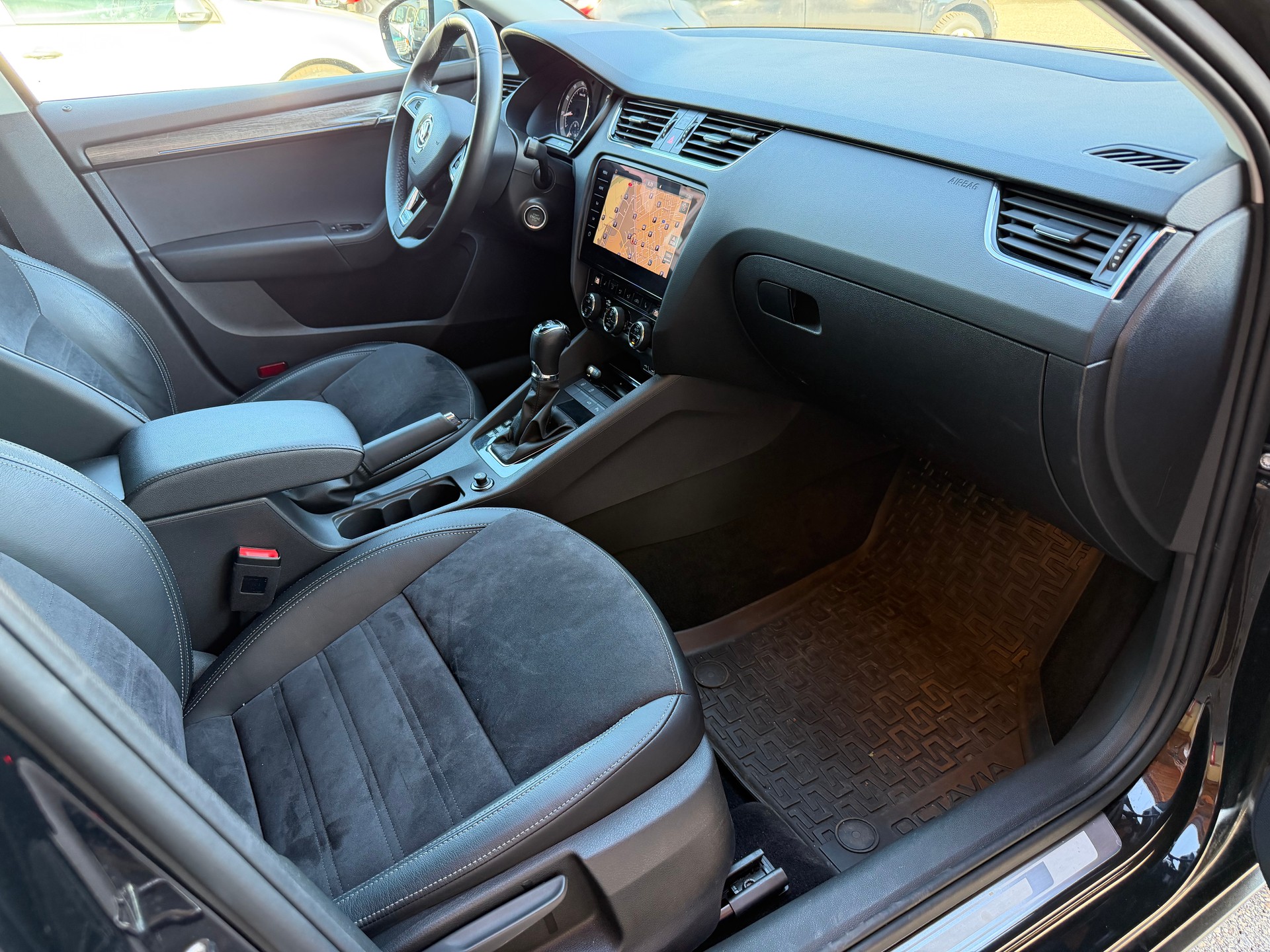 SKODA Octavia Combi 2.0 TSI Scout 4x4 DSG-showroom-element-3