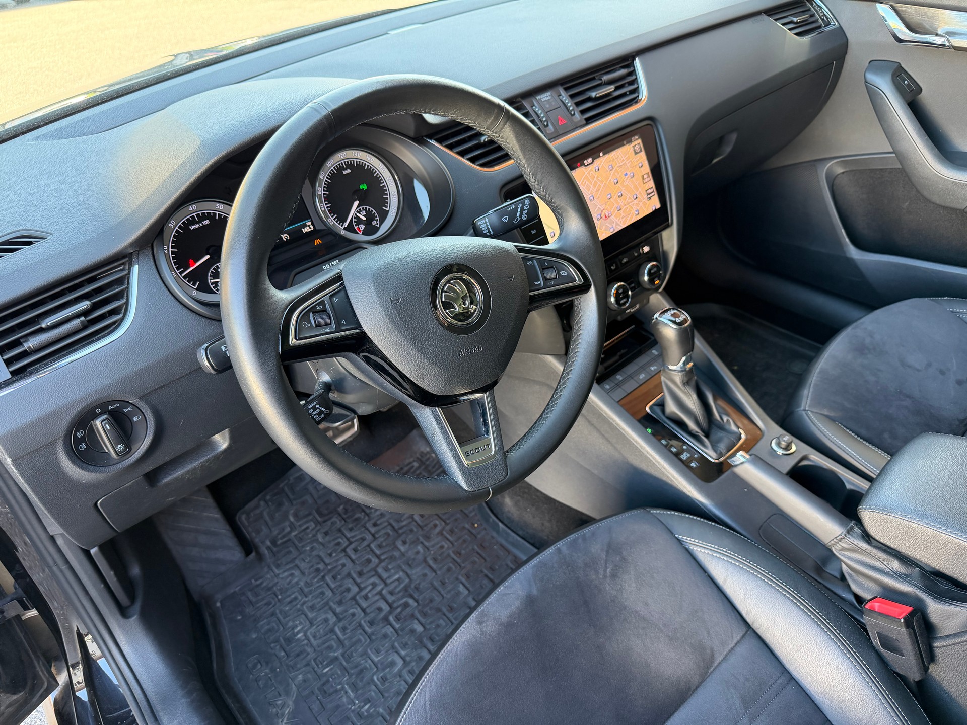 SKODA Octavia Combi 2.0 TSI Scout 4x4 DSG-image-12