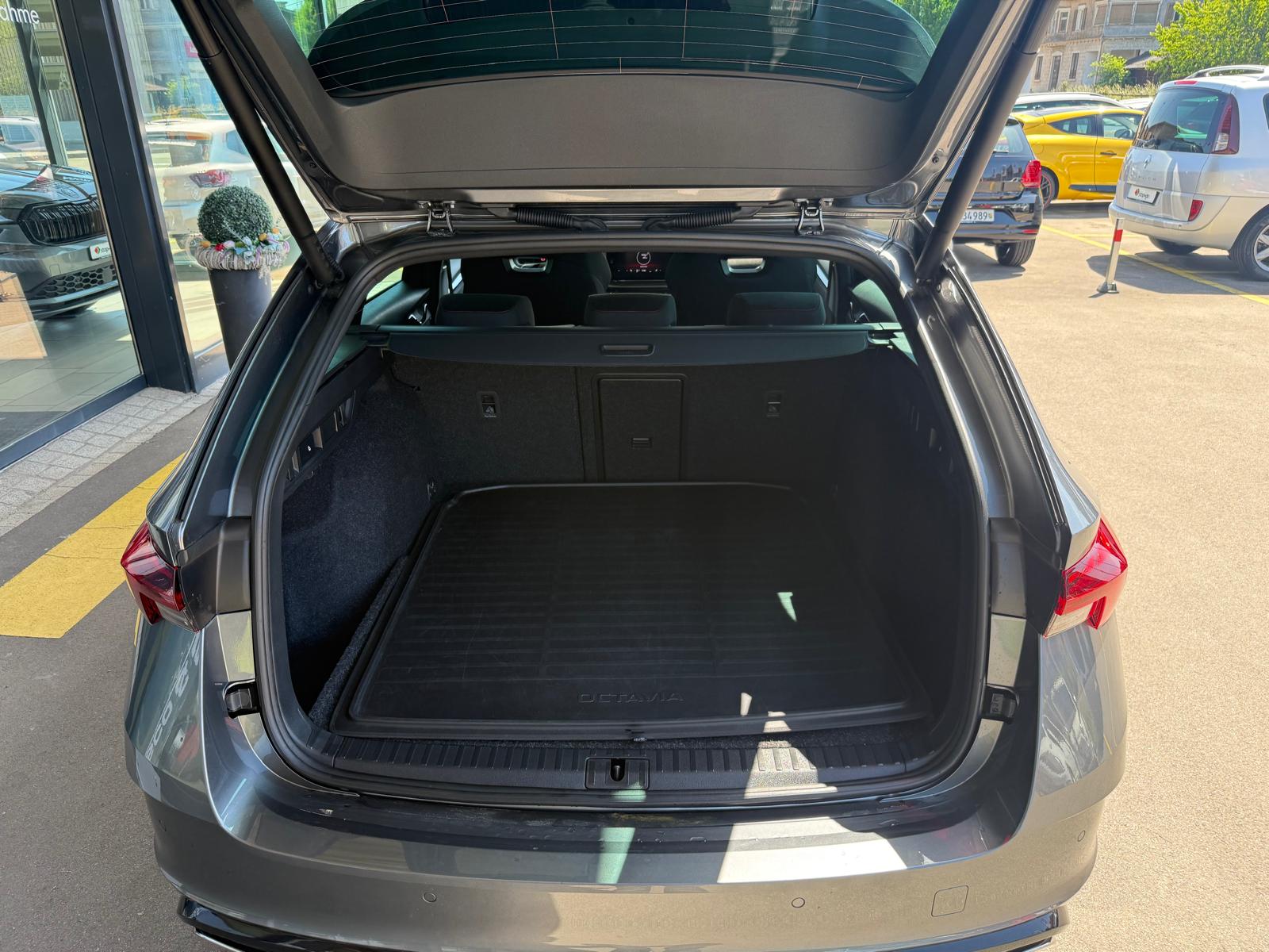 SKODA Octavia Combi 2.0 TDI DSG RS 4x4-image-6