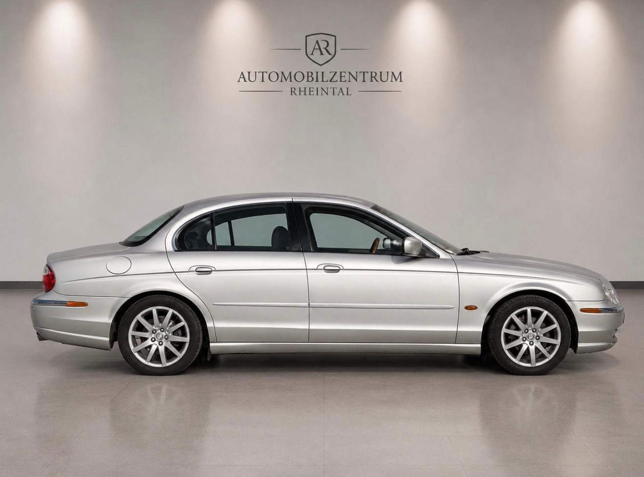 JAGUAR S-Type 4.2 V8 Executive-showroom-element-3