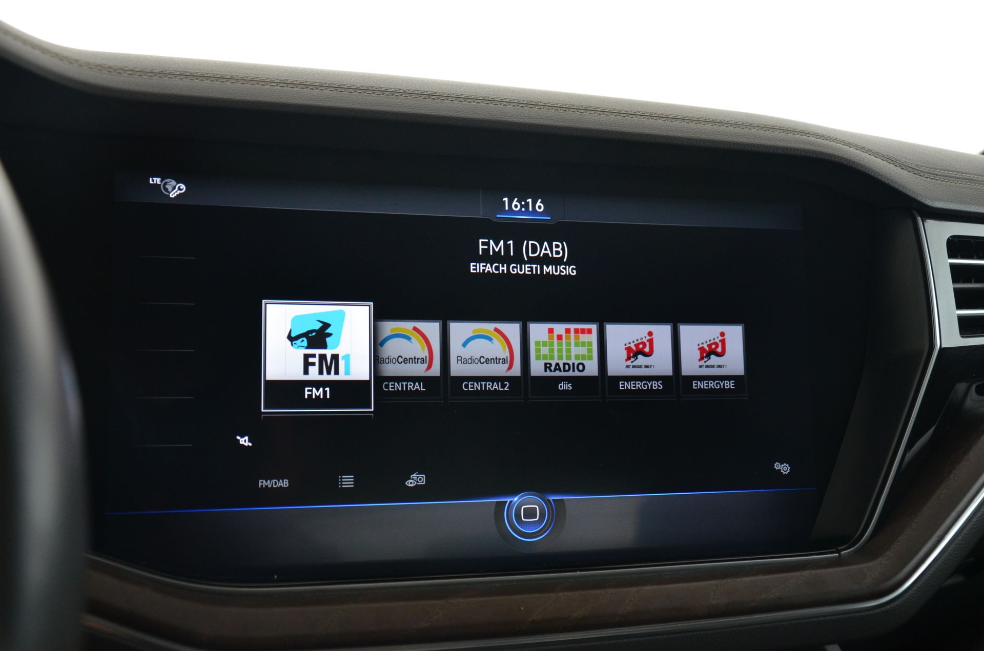 VW Touareg 3.0 TDI Atmosphere Tiptronic-image-16
