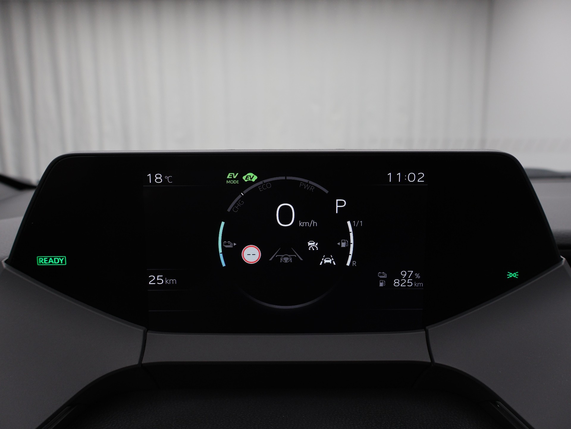 TOYOTA Prius 2.0 Plug-In-Hybrid Style-image-10