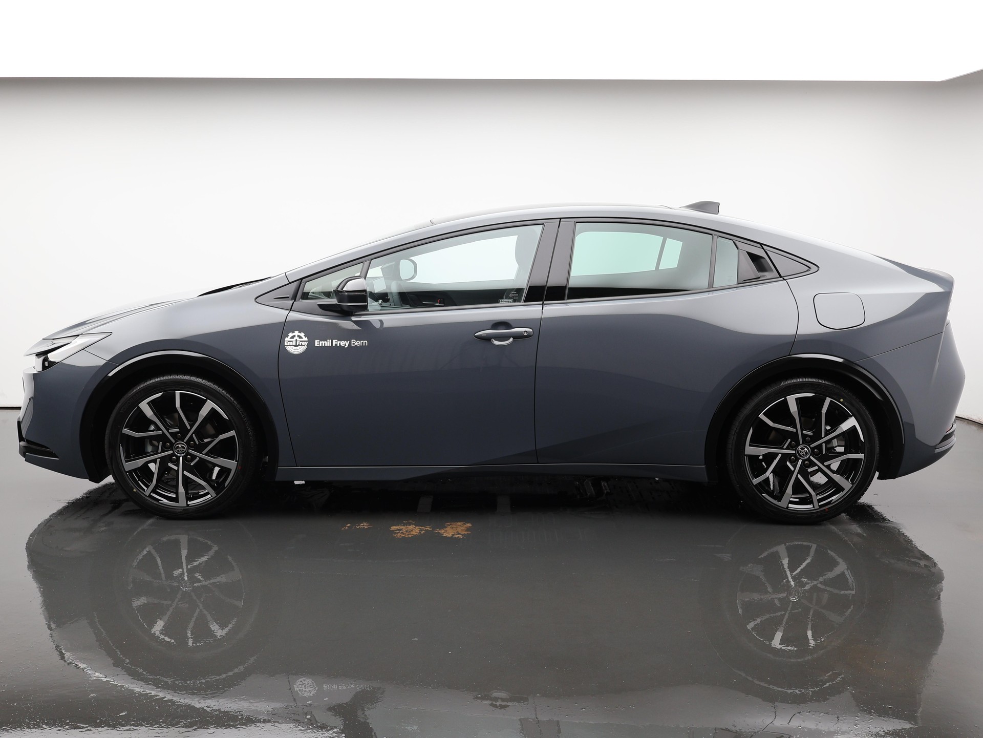 TOYOTA Prius 2.0 Plug-In-Hybrid Style-showroom-element-1