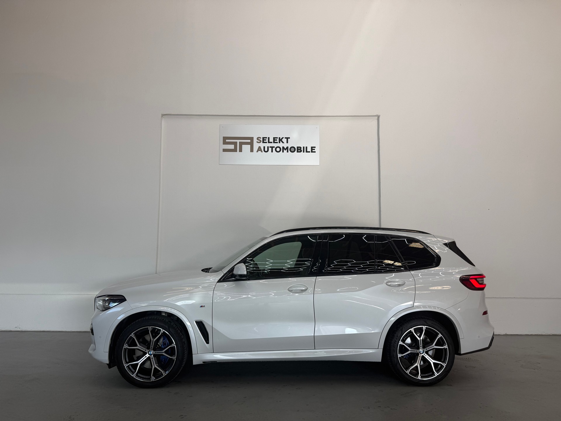 BMW X5 xDrive 48V 30d M Sport Steptronic-showroom-element-3