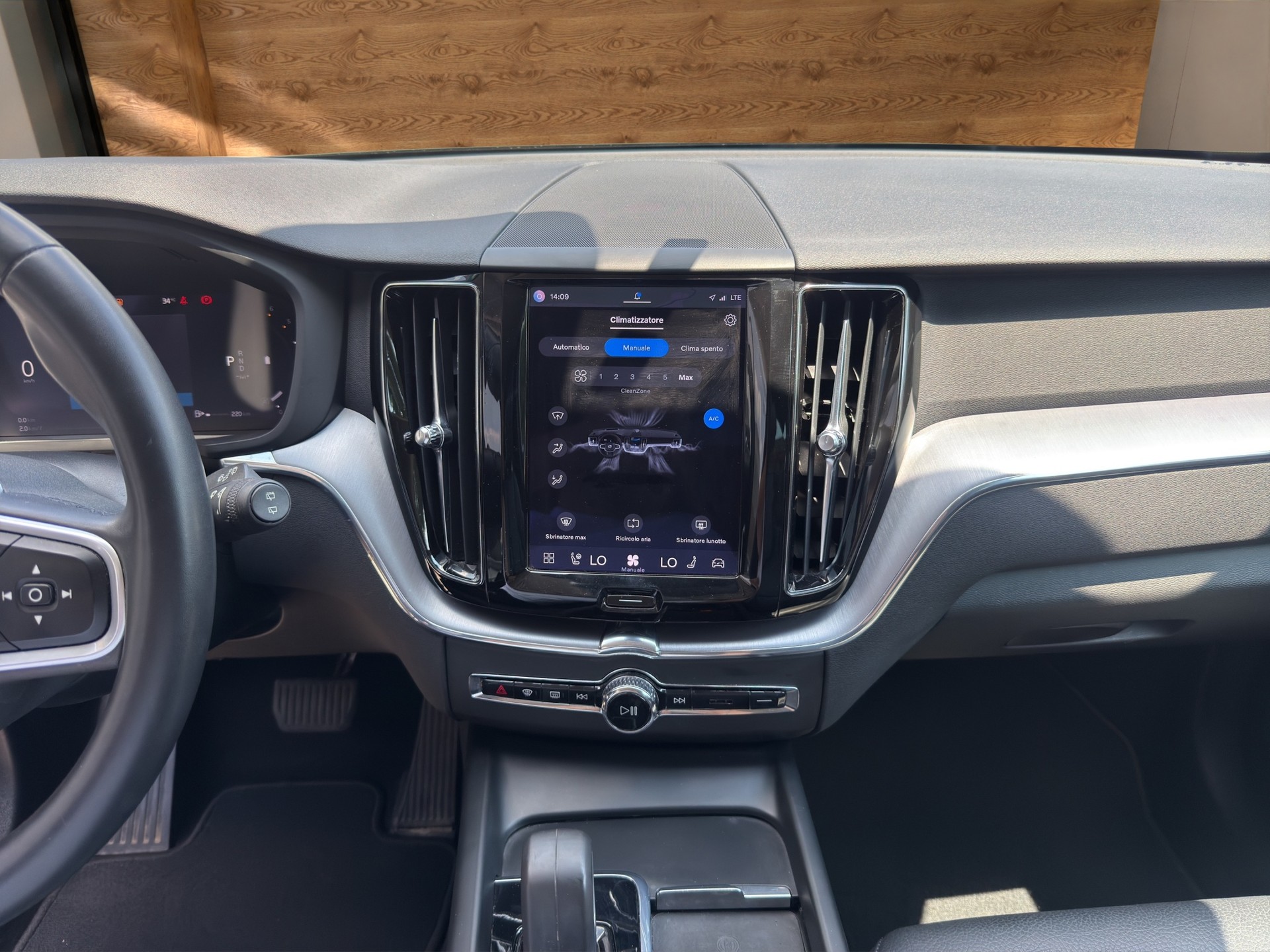 VOLVO XC60 B4 Diesel Mild Hybrid AWD Momentum Geartronic-image-9