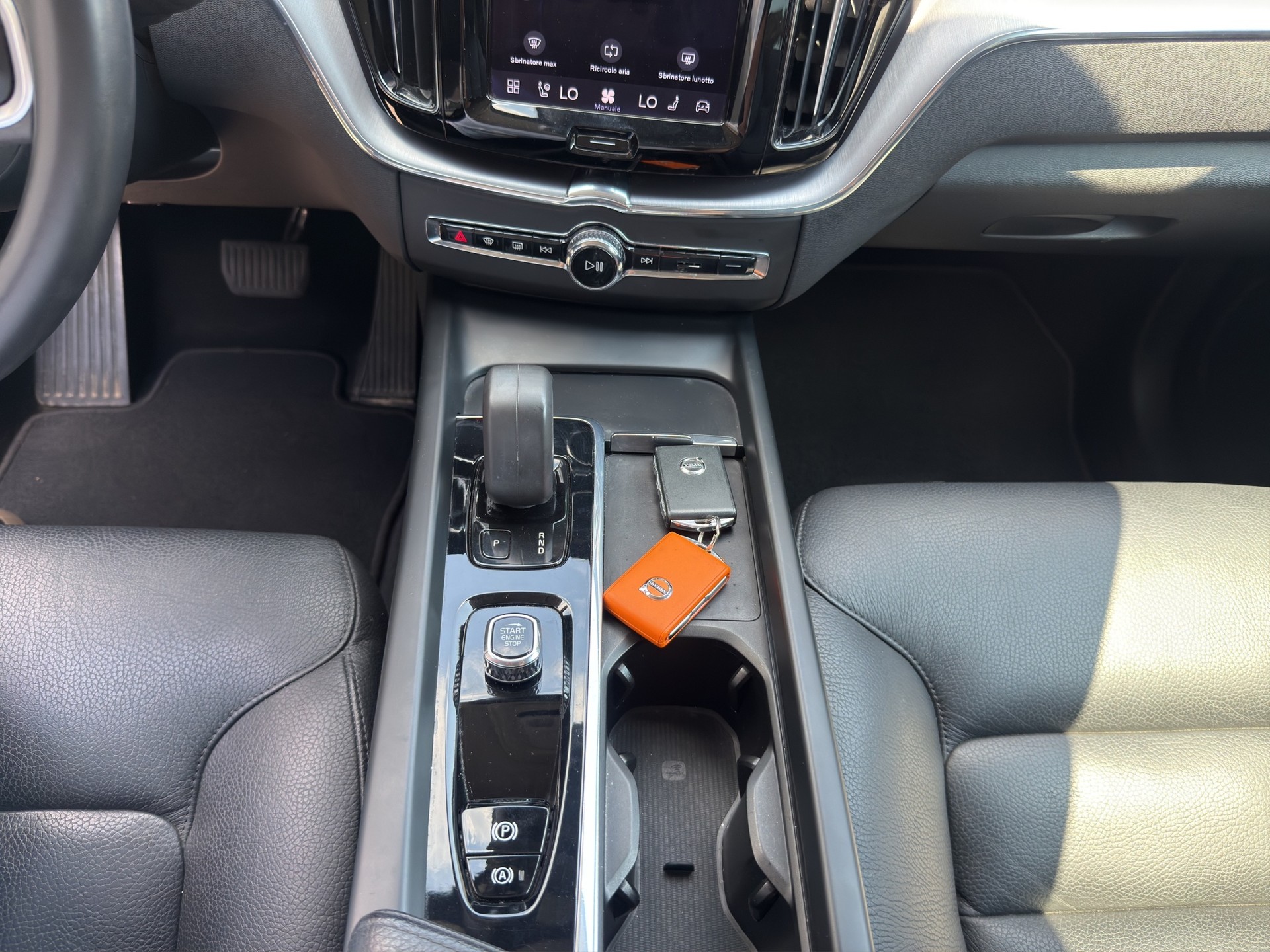 VOLVO XC60 B4 Diesel Mild Hybrid AWD Momentum Geartronic-image-10