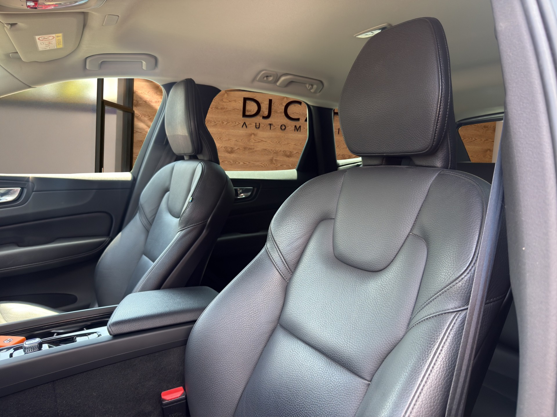 VOLVO XC60 B4 Diesel Mild Hybrid AWD Momentum Geartronic-image-12
