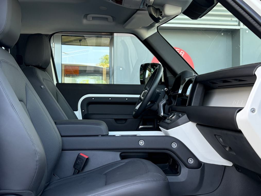 LAND ROVER Defender 90 3.0 D I6 200 S-image-8