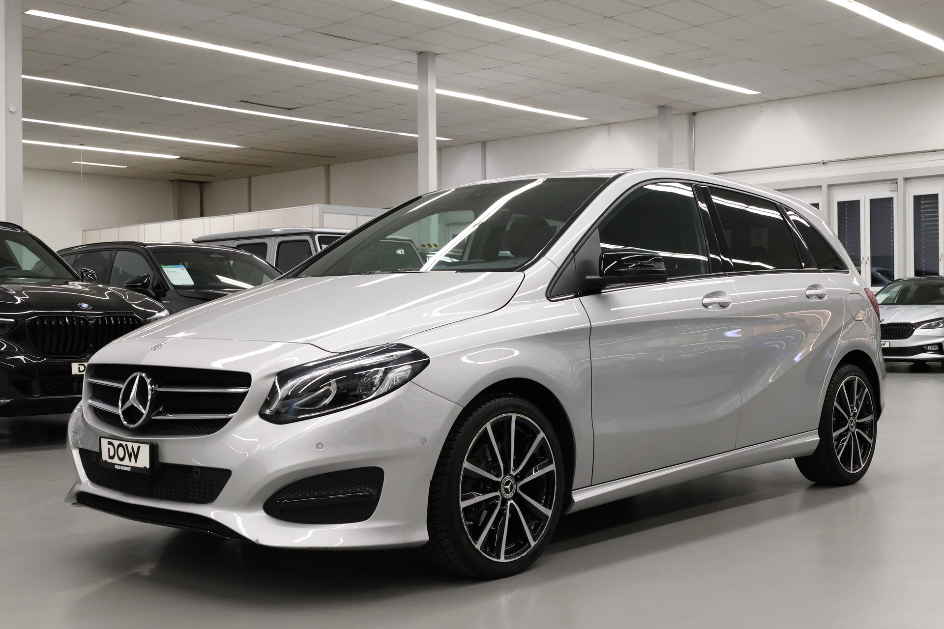 MERCEDES-BENZ B 200 Night Star-showroom-element-2