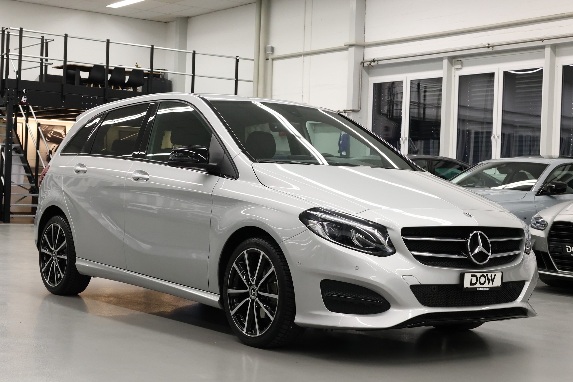 MERCEDES-BENZ B 200 Night Star-showroom-element-1