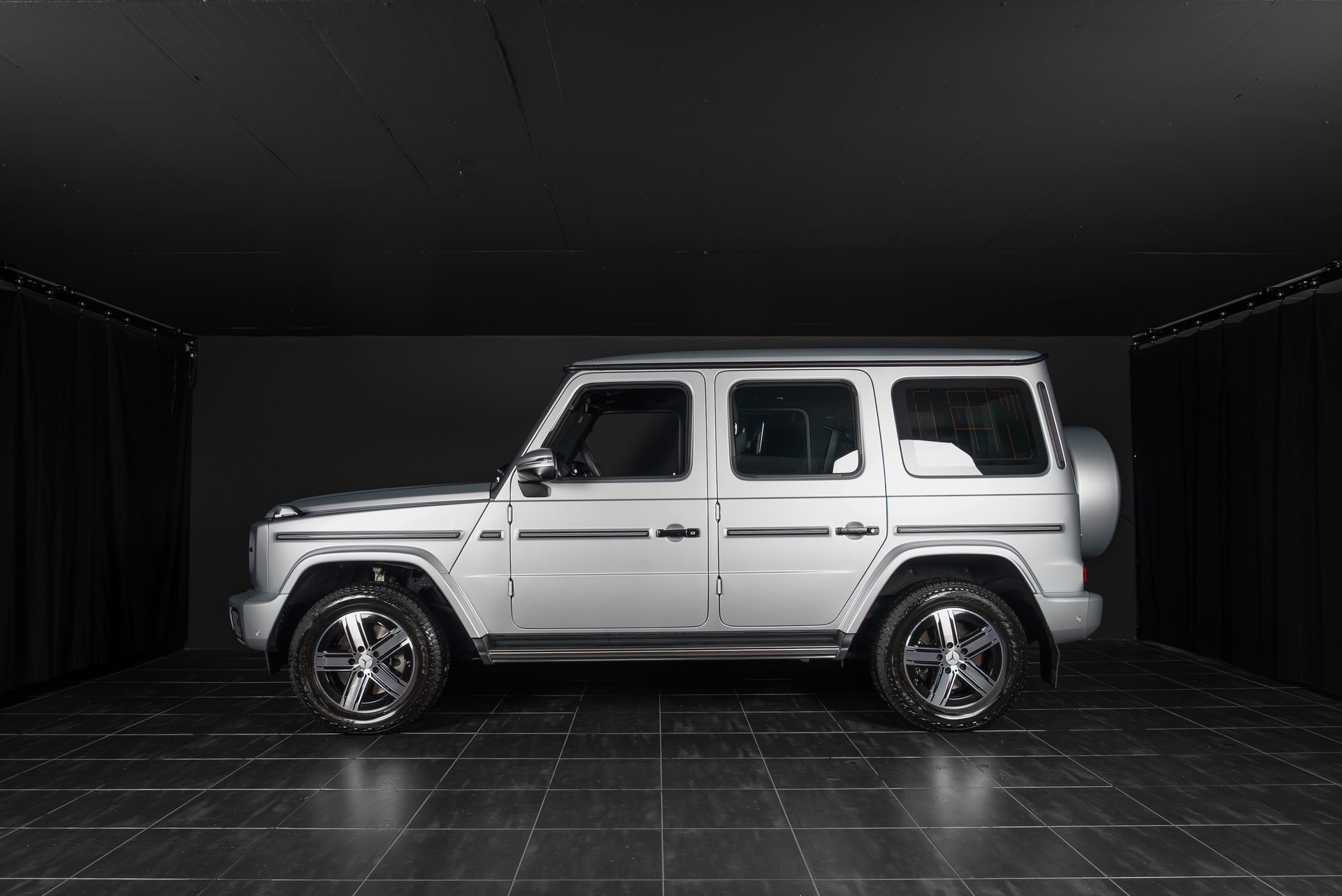 MERCEDES-BENZ G 450d 9G-Tronic-showroom-element-3